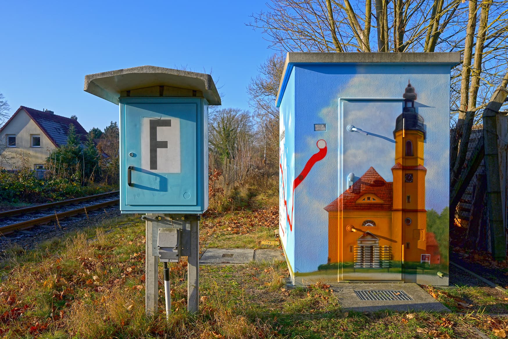 Blick auf ein Schalthaus des Bahnhofs Niederlehme nach der Aufwertung durch verschiedene bauliche und gestalterische Maßnahmen.