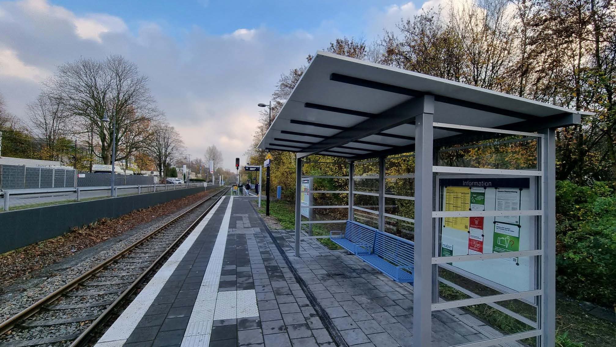 Rechts lichtdurchlässiger Wetterschutz mit neuen Sitzgelegenheiten. Links befindet sich das Gleis. 