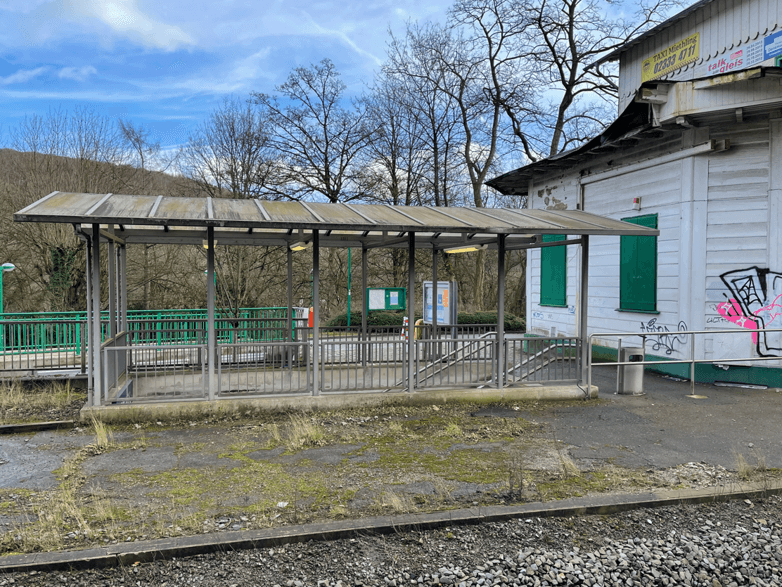 Historisches Empfangsgebäude im alten, heruntergekommenen Zustand. 