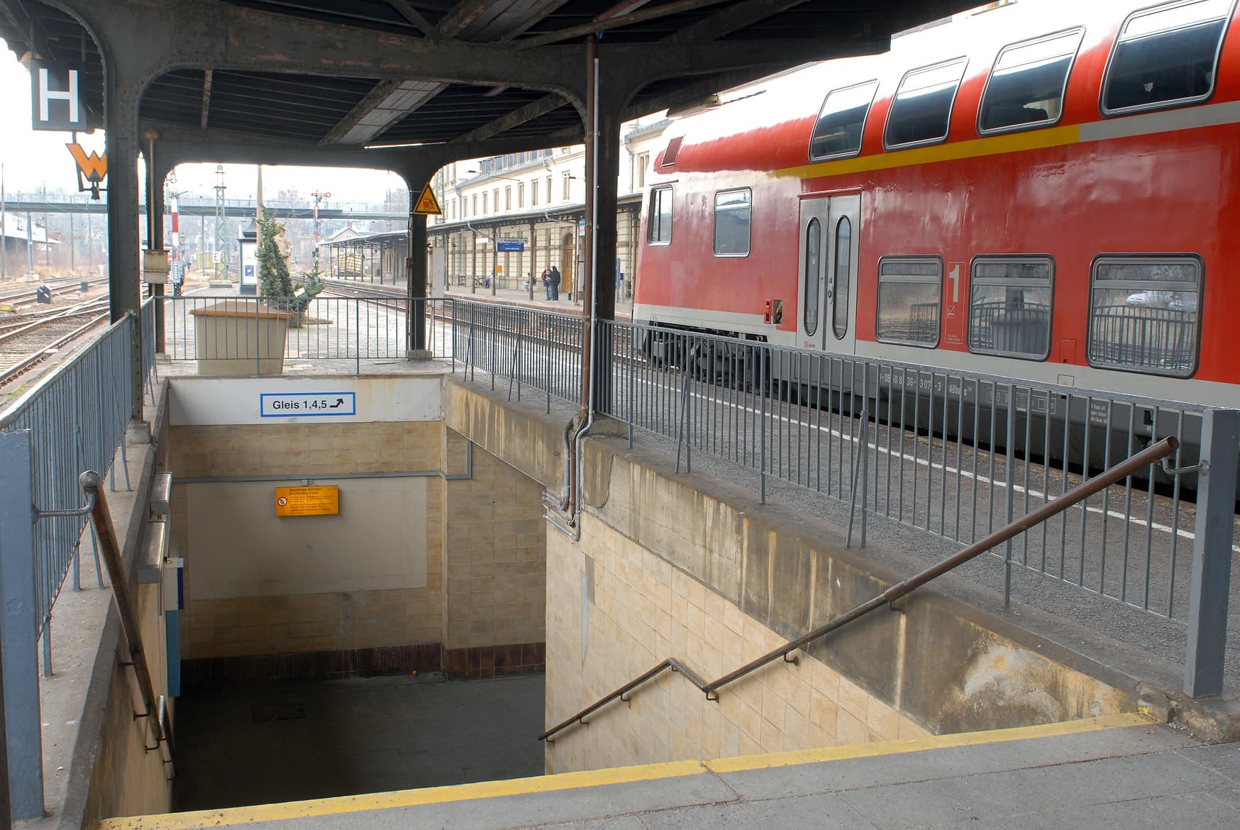 Ein Treppenzugang und ein Tunnelabschnitt des Bahnhofs Altenburg vor der Sanierung. 