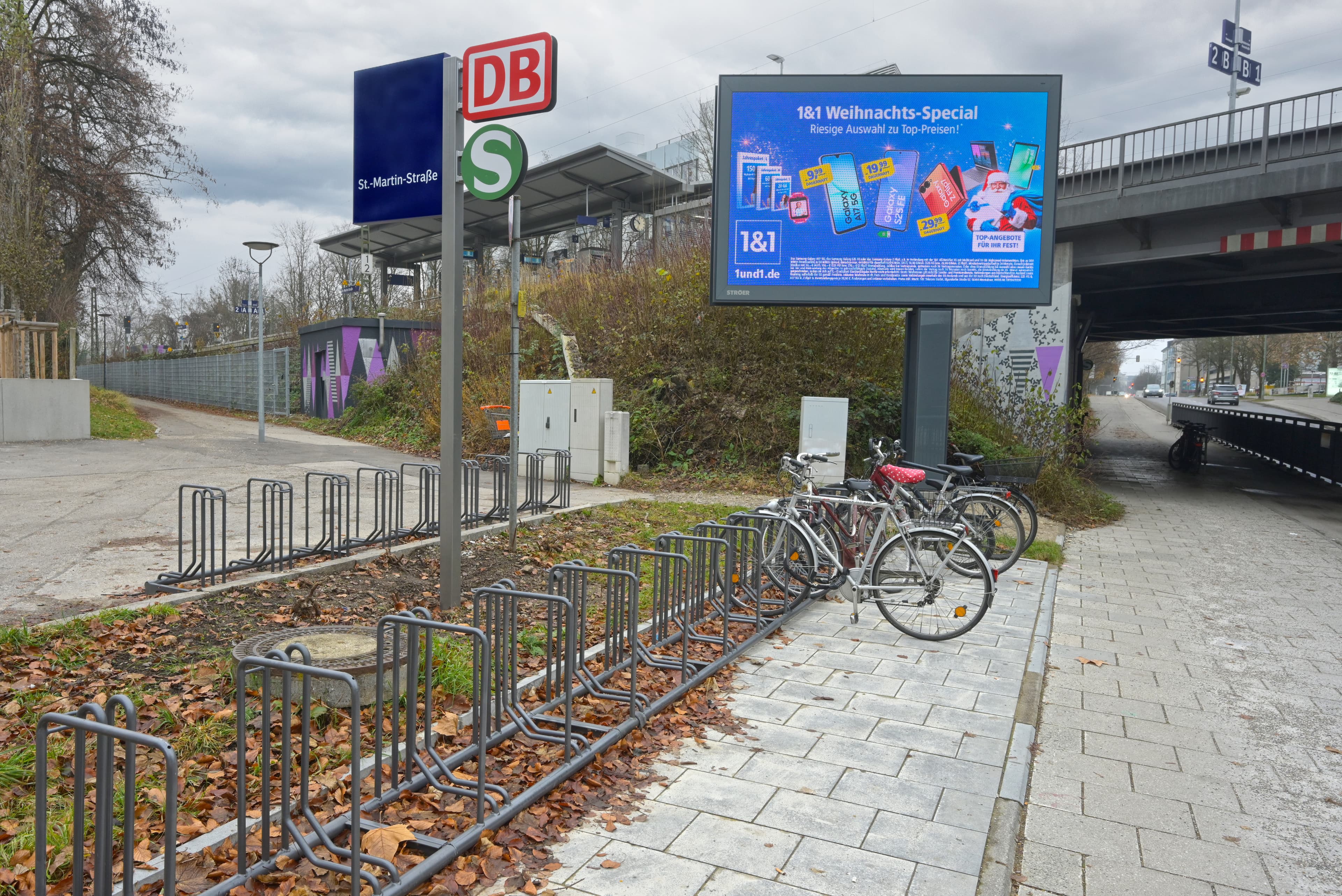 Blick auf eine neue Fahrradabstellanlage am Bahnhofsvorplatz.