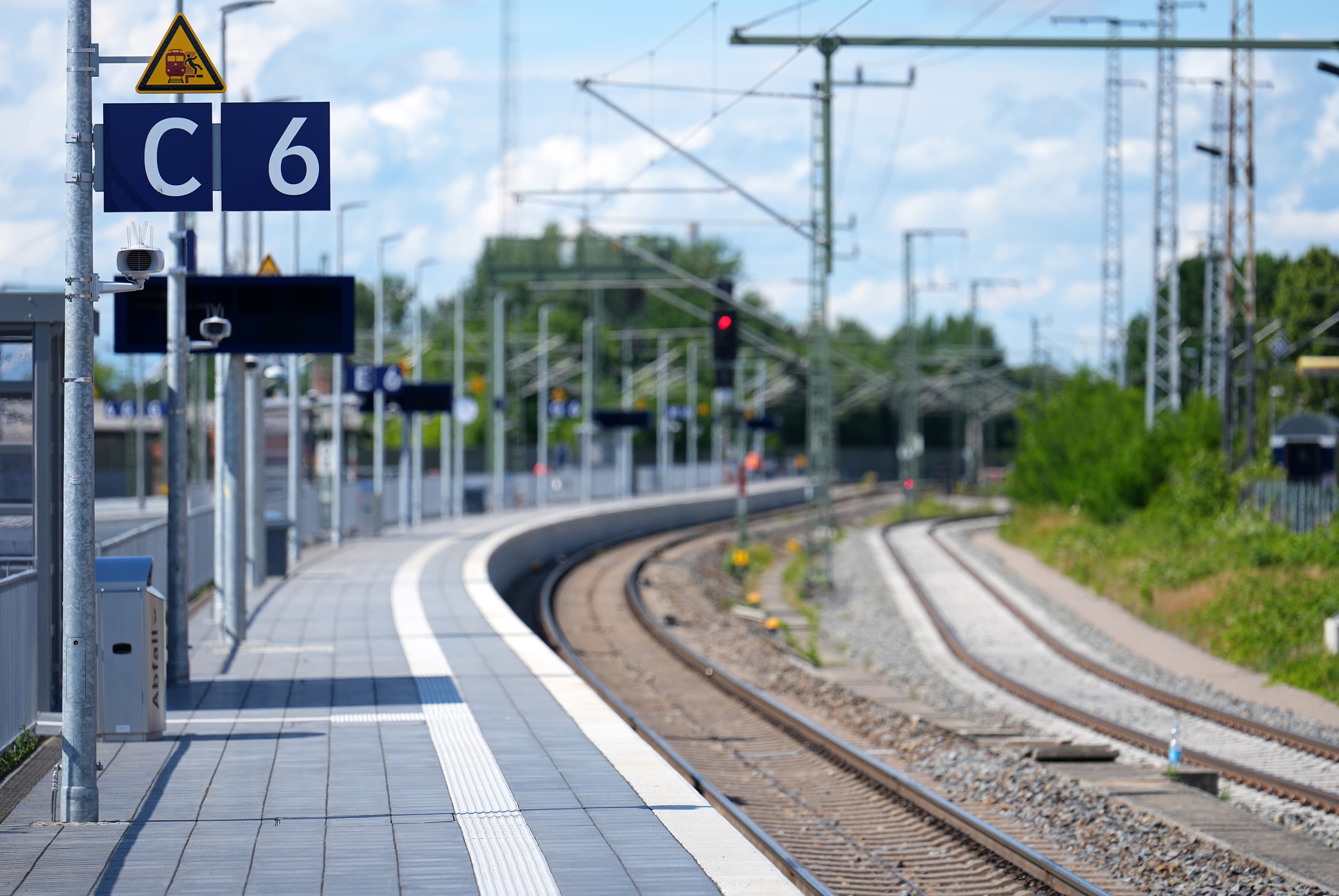 Links ein Bahnsteig, rechts ein Gleis.
