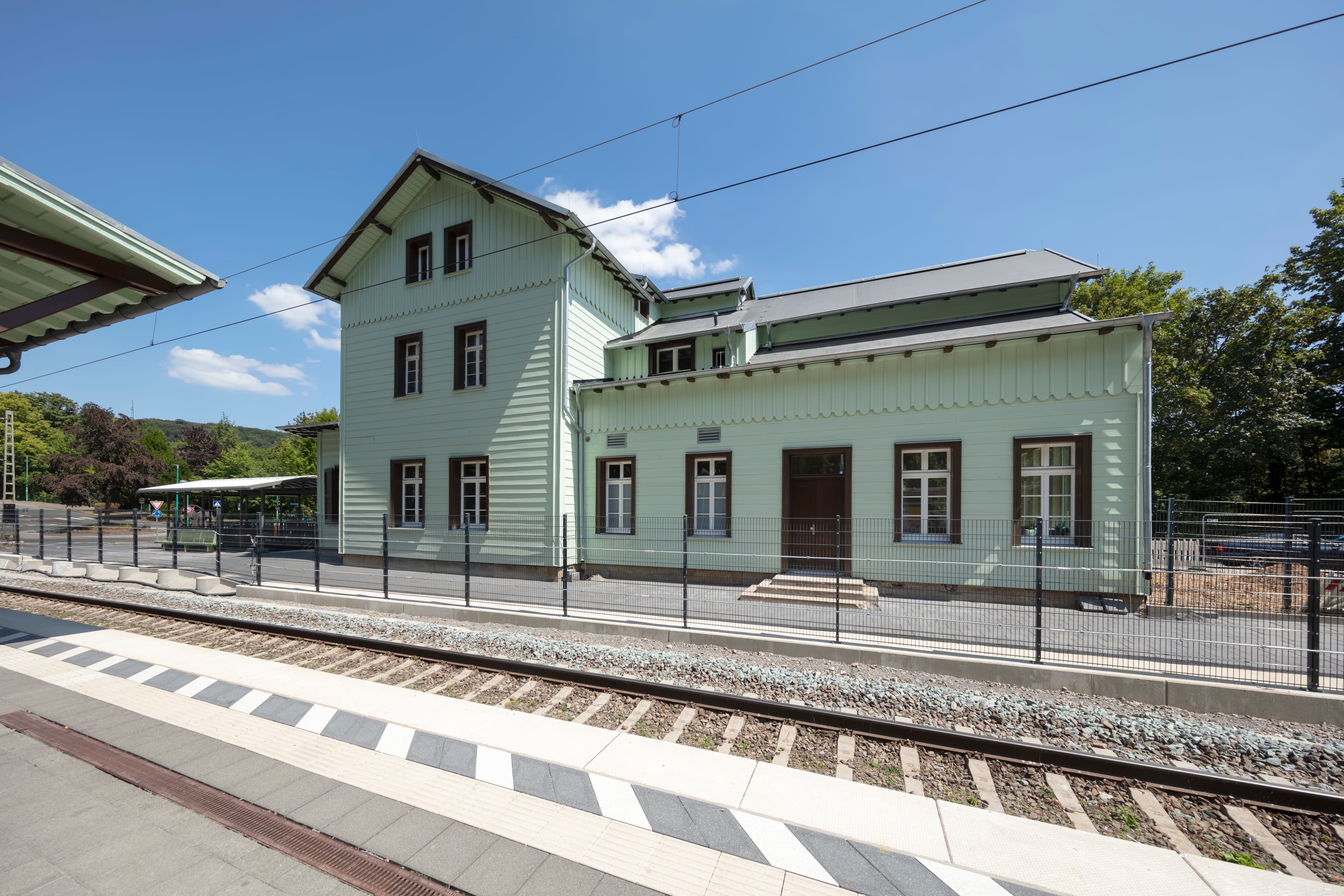 Das Empfangsgebäude in Türkis nach der Aufwertung. 