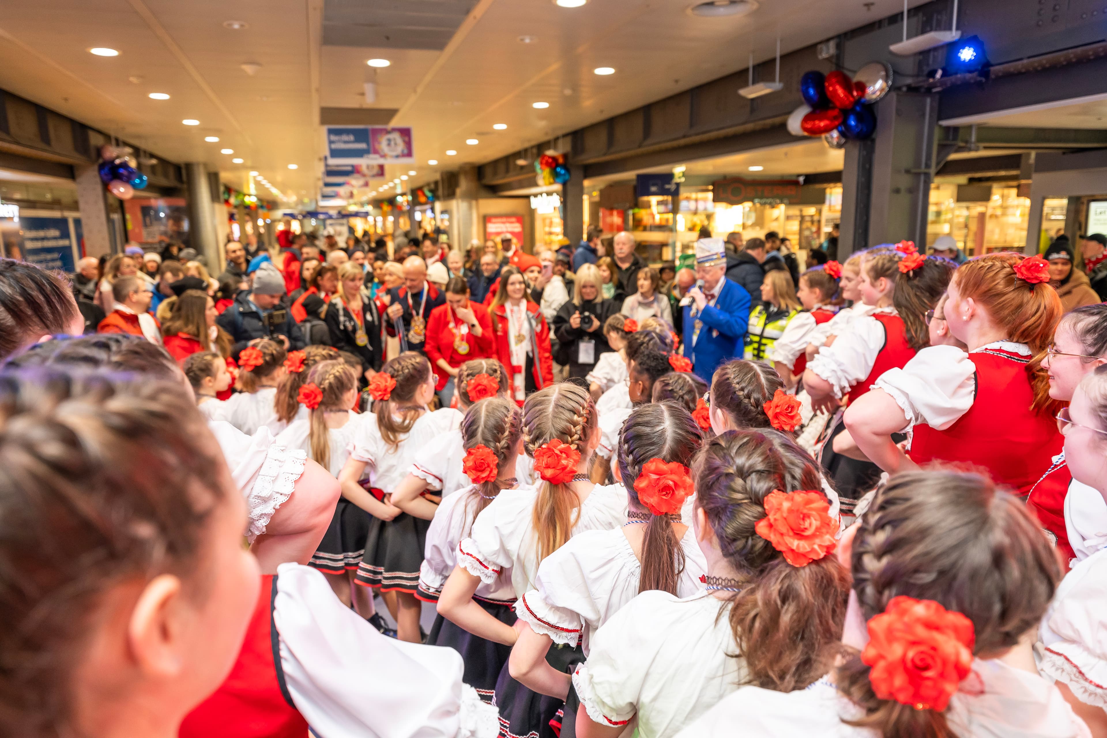 Viele Zuschauer beim Finale der Tanzveranstaltung des Pänz-Pokal im Kölner Hbf
