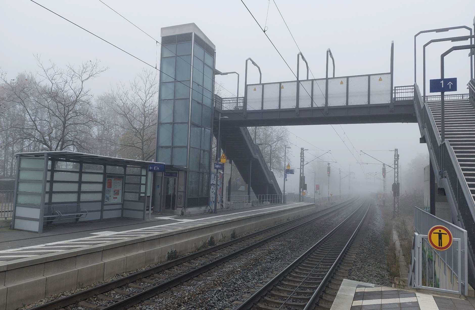 Personenüberführung mit einem der zwei Aufzüge.