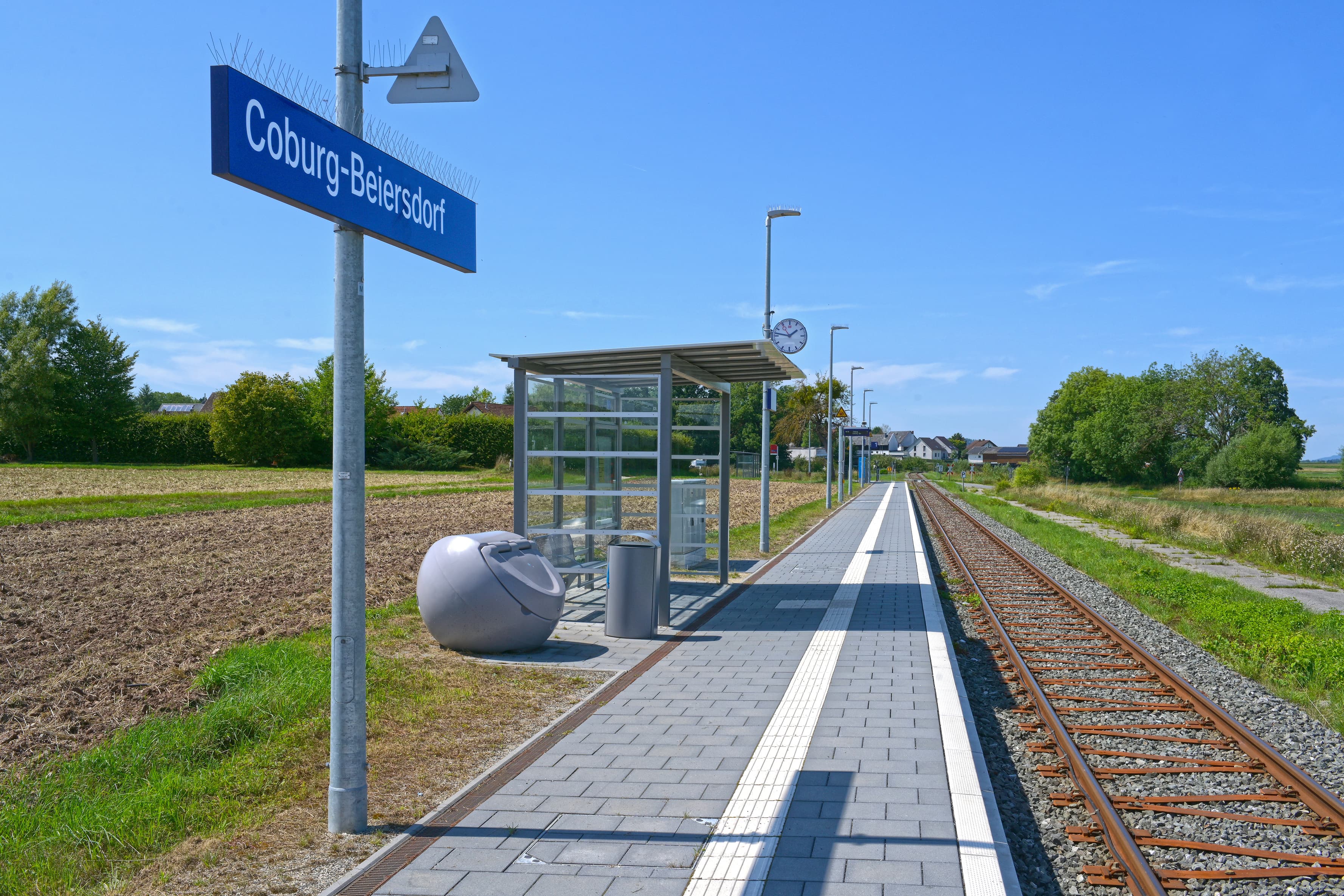 Der Bahnsteig am Zukunftsbahnhof mit taktilem Leitsystem und transparentem Wetterschutzhaus. Im Hintergrund das DSA+ und DAB Fahrgastinformationssystem.