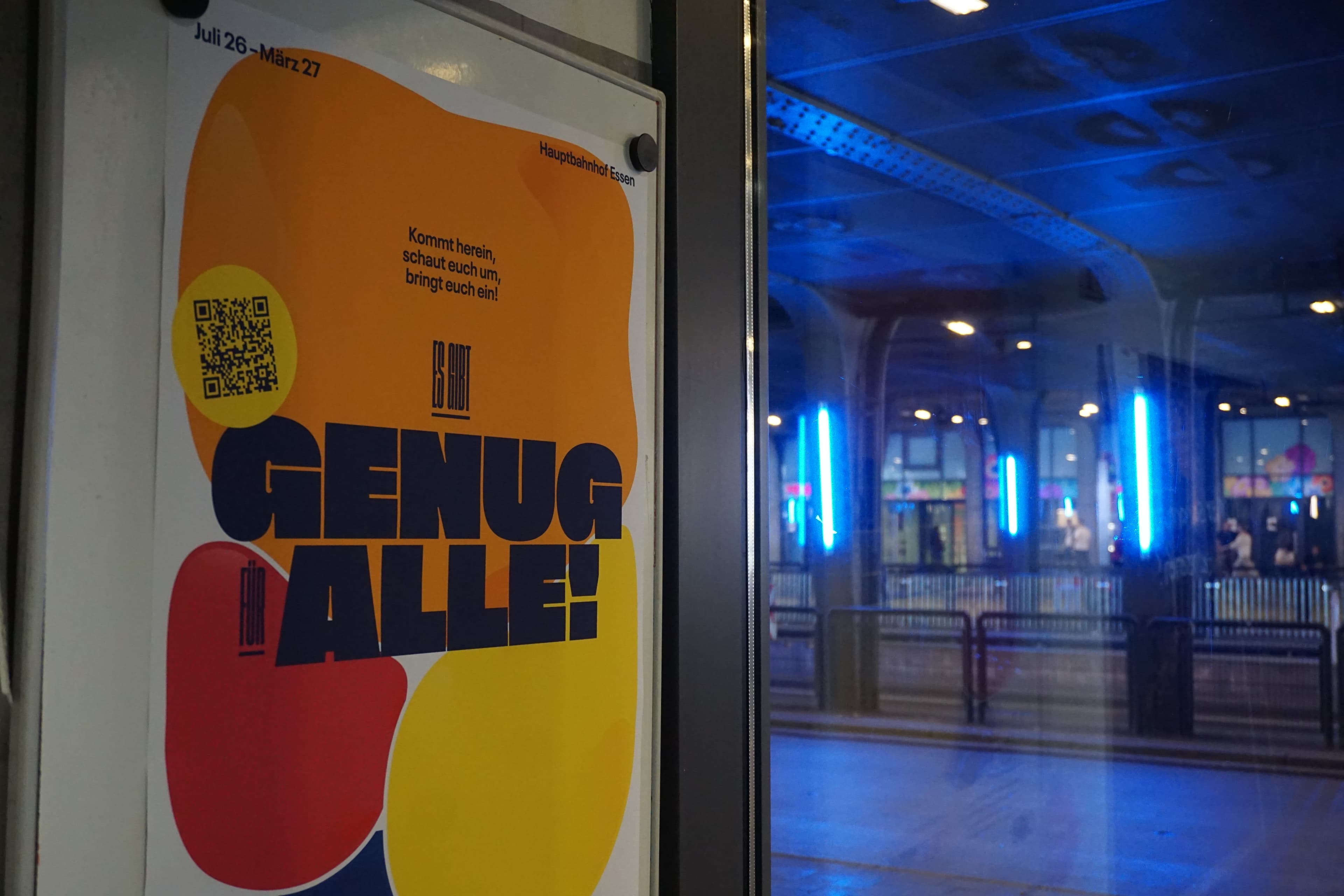 ,,Genug für Alle“ mit Sicht auf den Busbahnsteig.