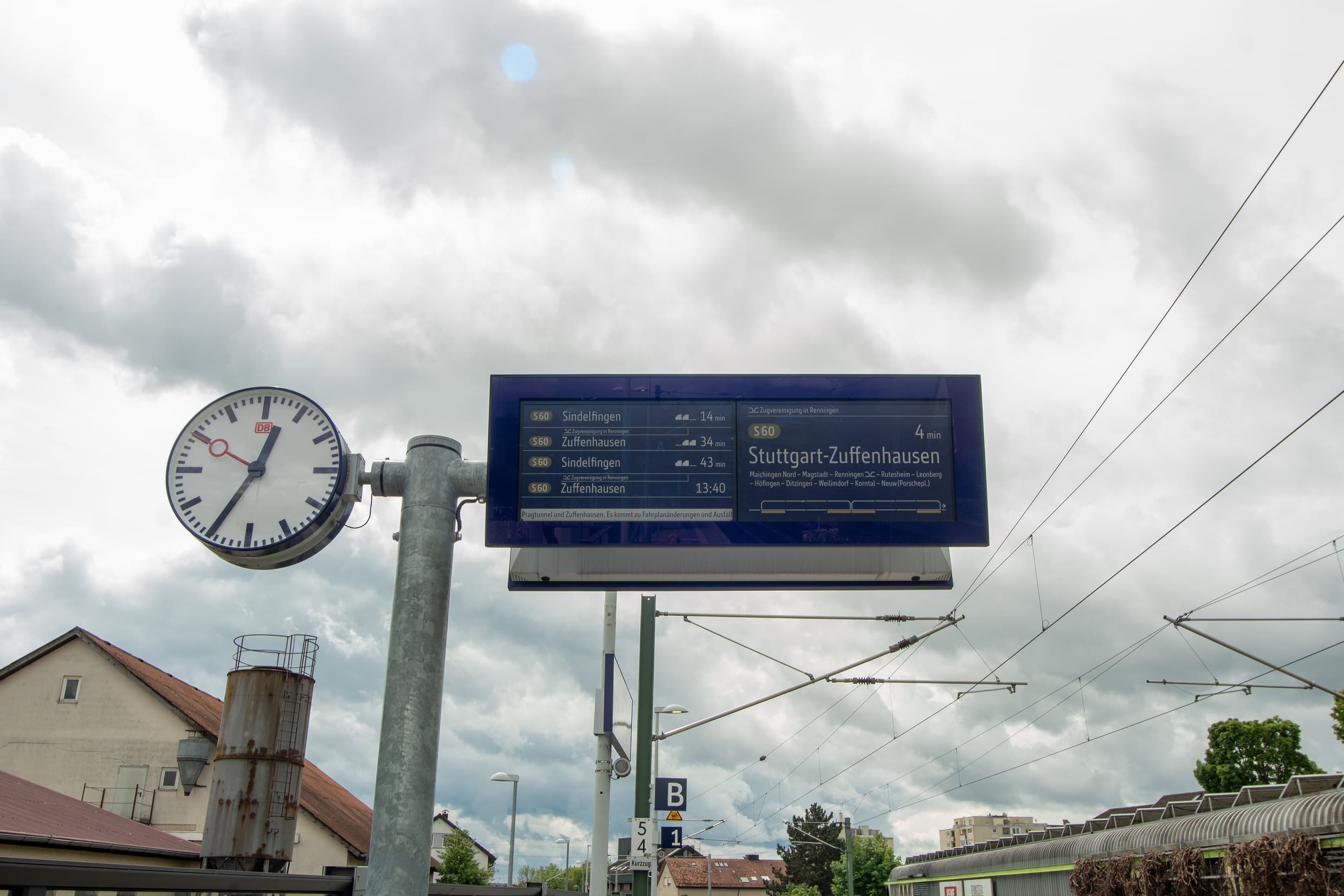 Zuginformationsmonitor am Bahnsteig.