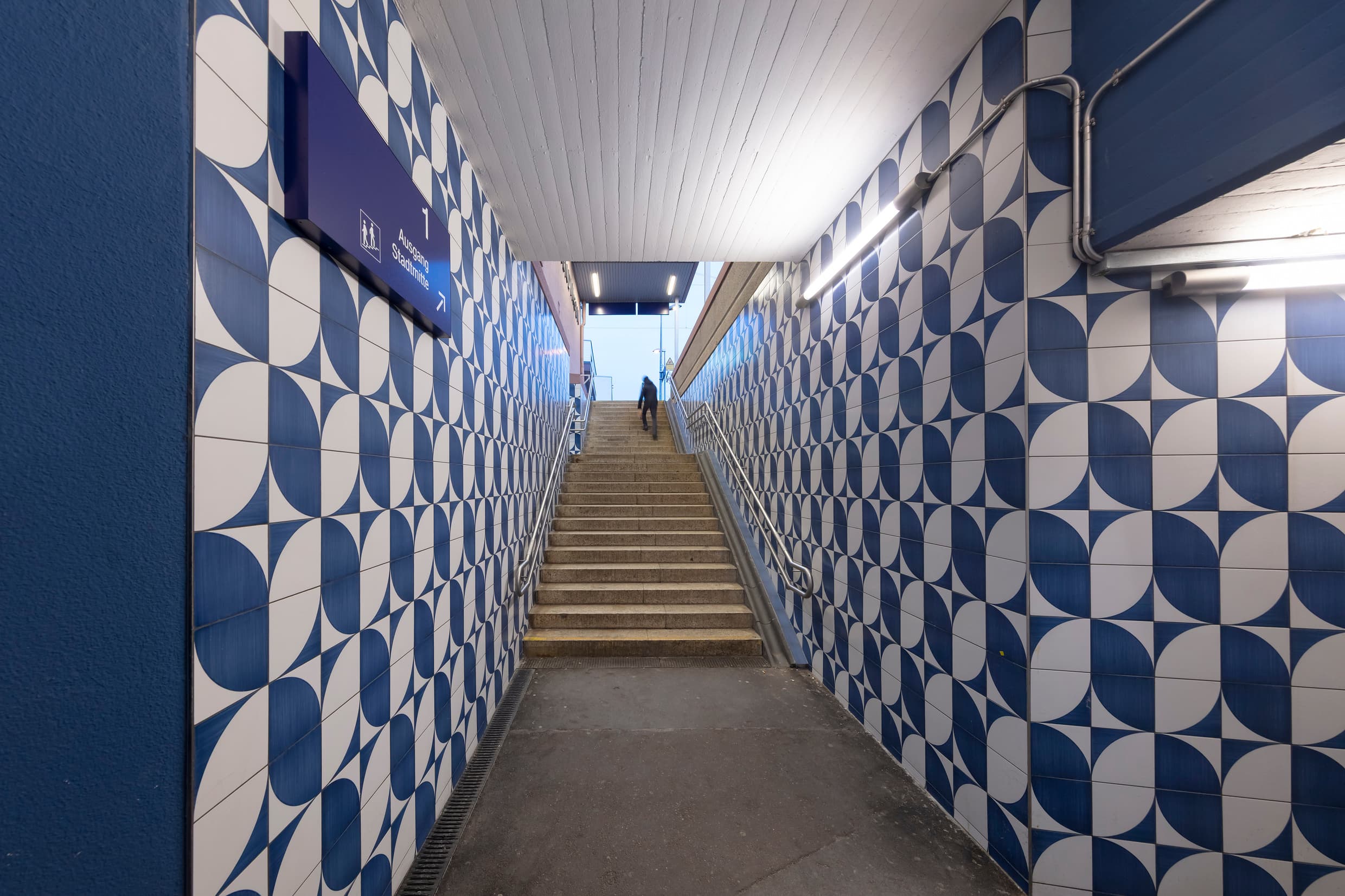 Treppe in die Unterführung mit blau-weißem Fliesenmuster