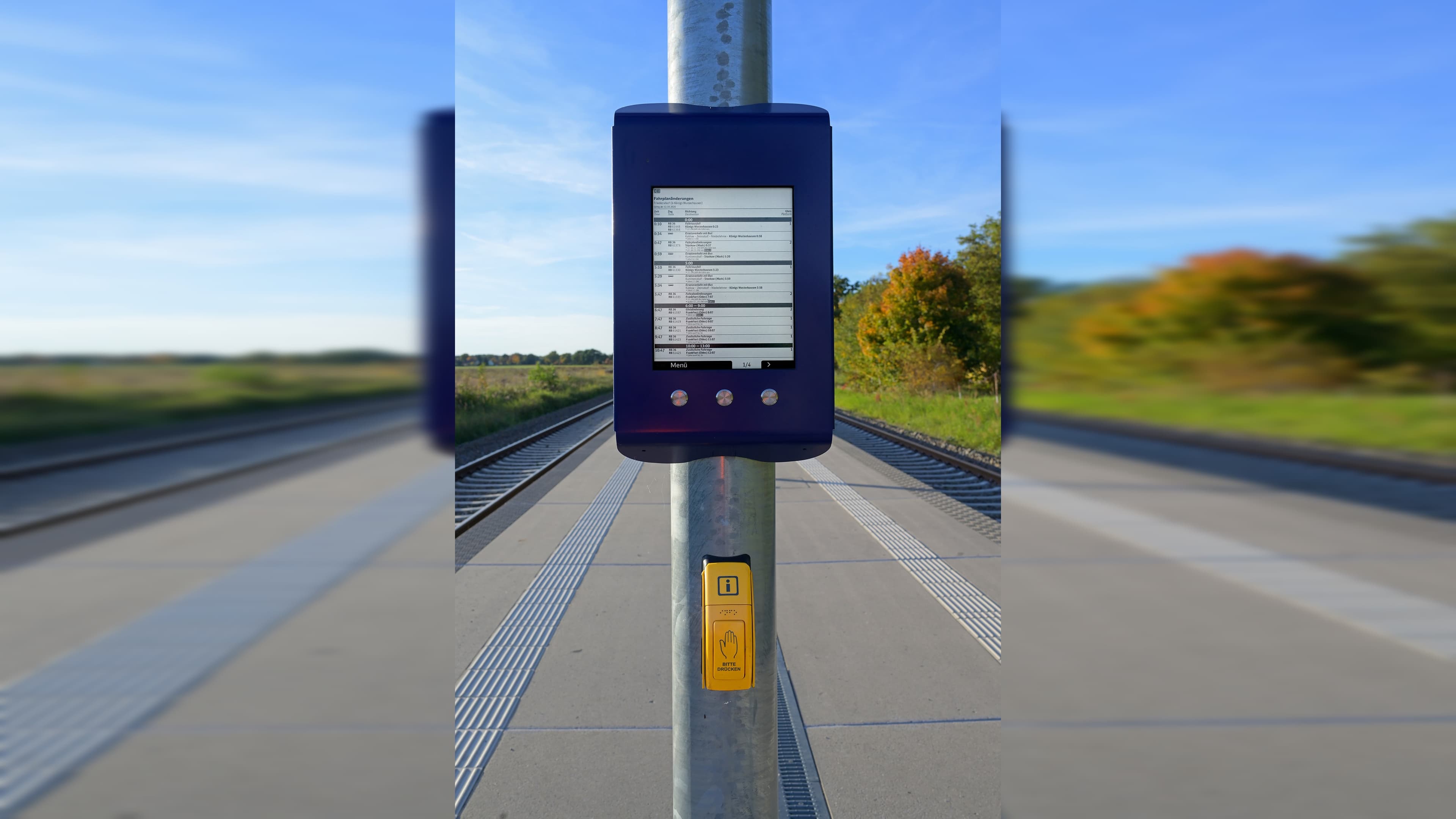 Digitale Aushang Baukommunikation auf dem Bahnsteig.