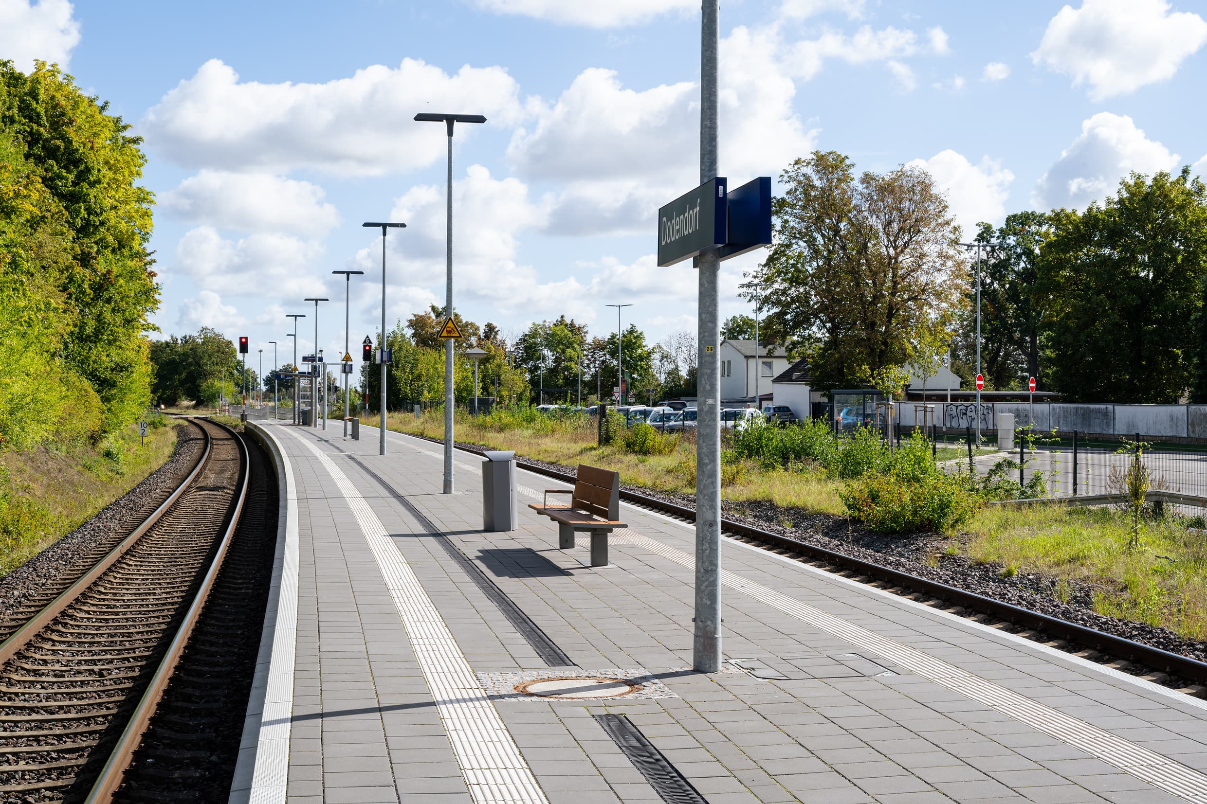 Sicht auf den Bahnsteig mit der zusätzlich aufgestellten Sitzbank