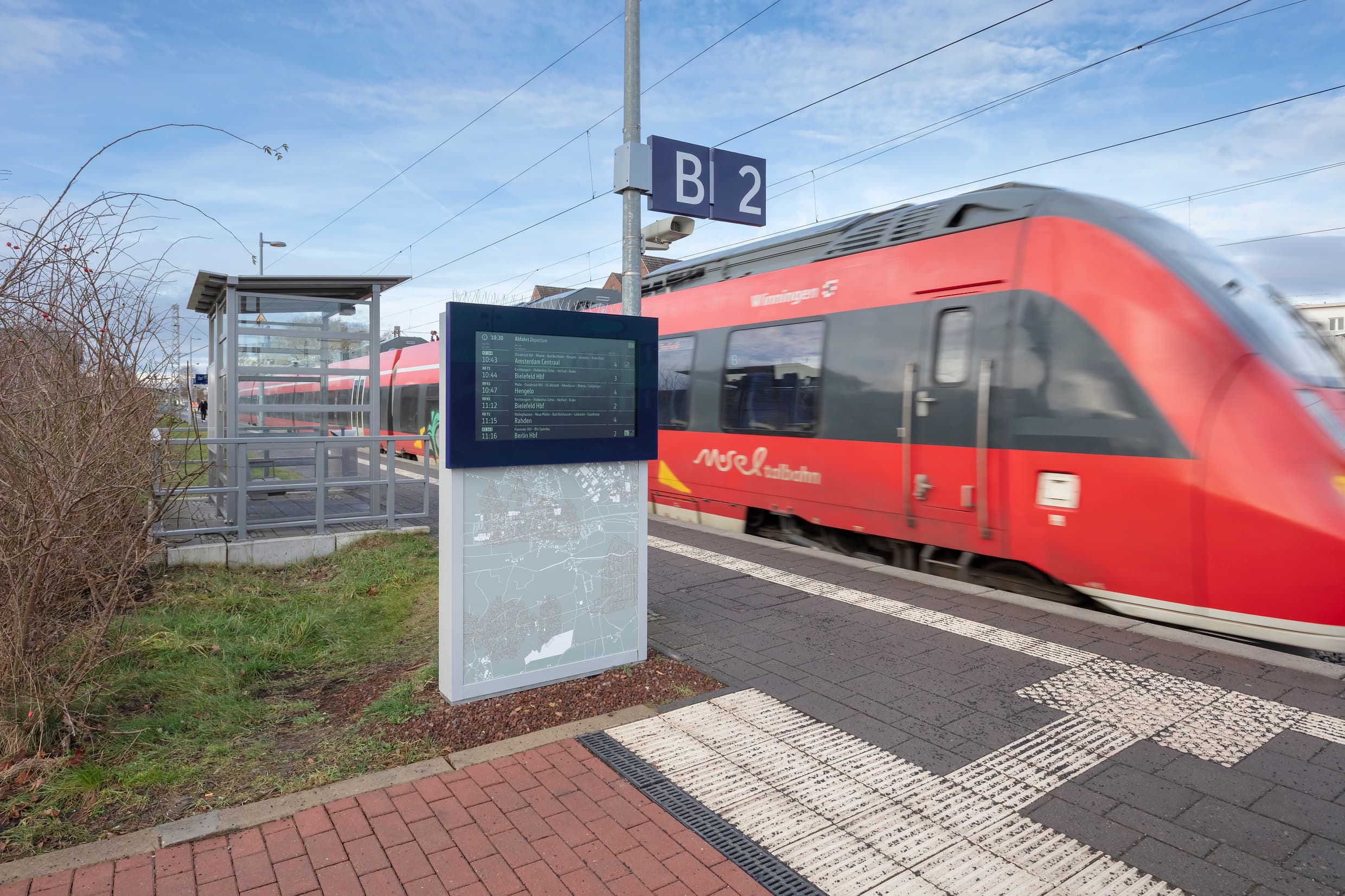 Neue Zuganzeiger vom Park und Ride-Parkplatz in Richtung Bahnsteige.