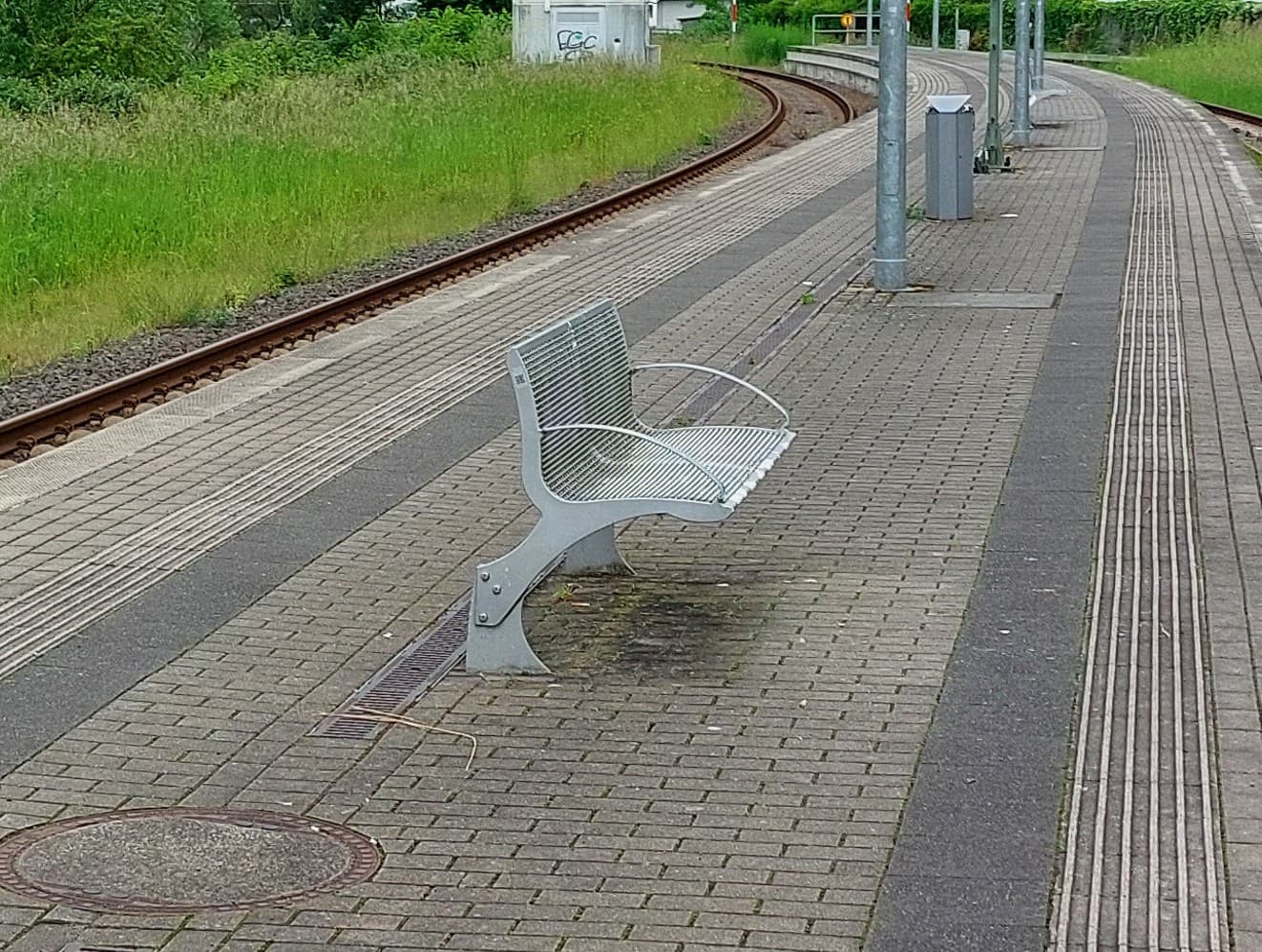 Blick auf eine der alten Sitzgelegenheiten auf dem Bahnsteig.