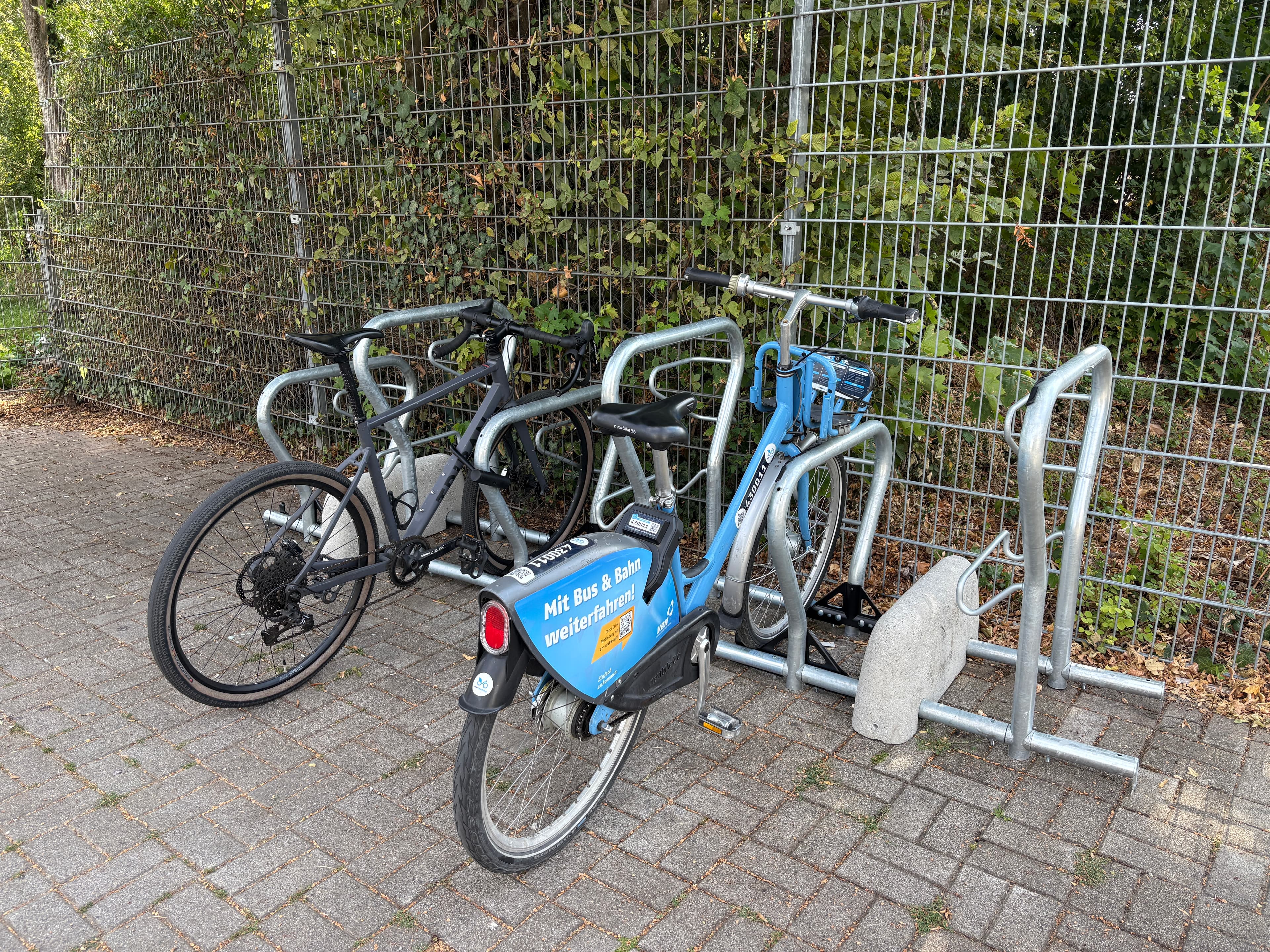 Fahrradabstellanlage mit Fahrrädern.