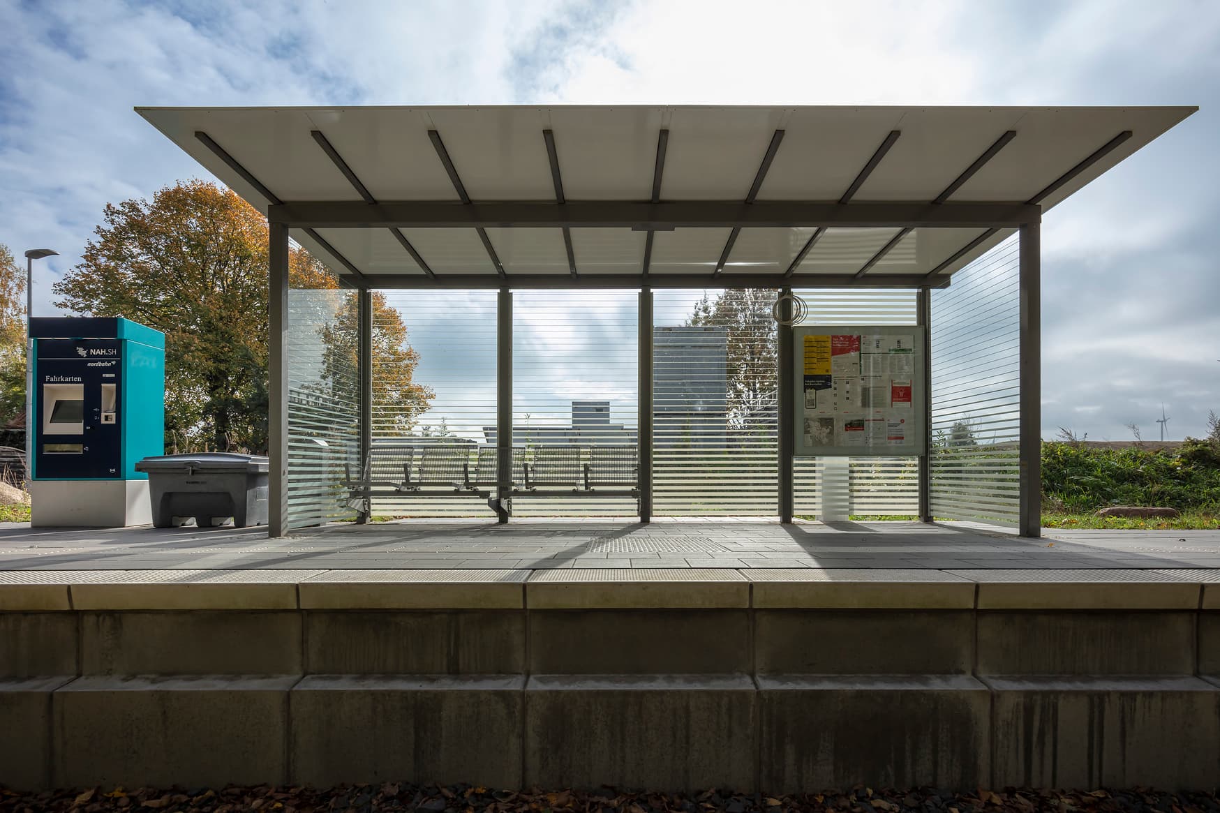 Wetterschutzhäuschen von vorne am Bahnsteig.