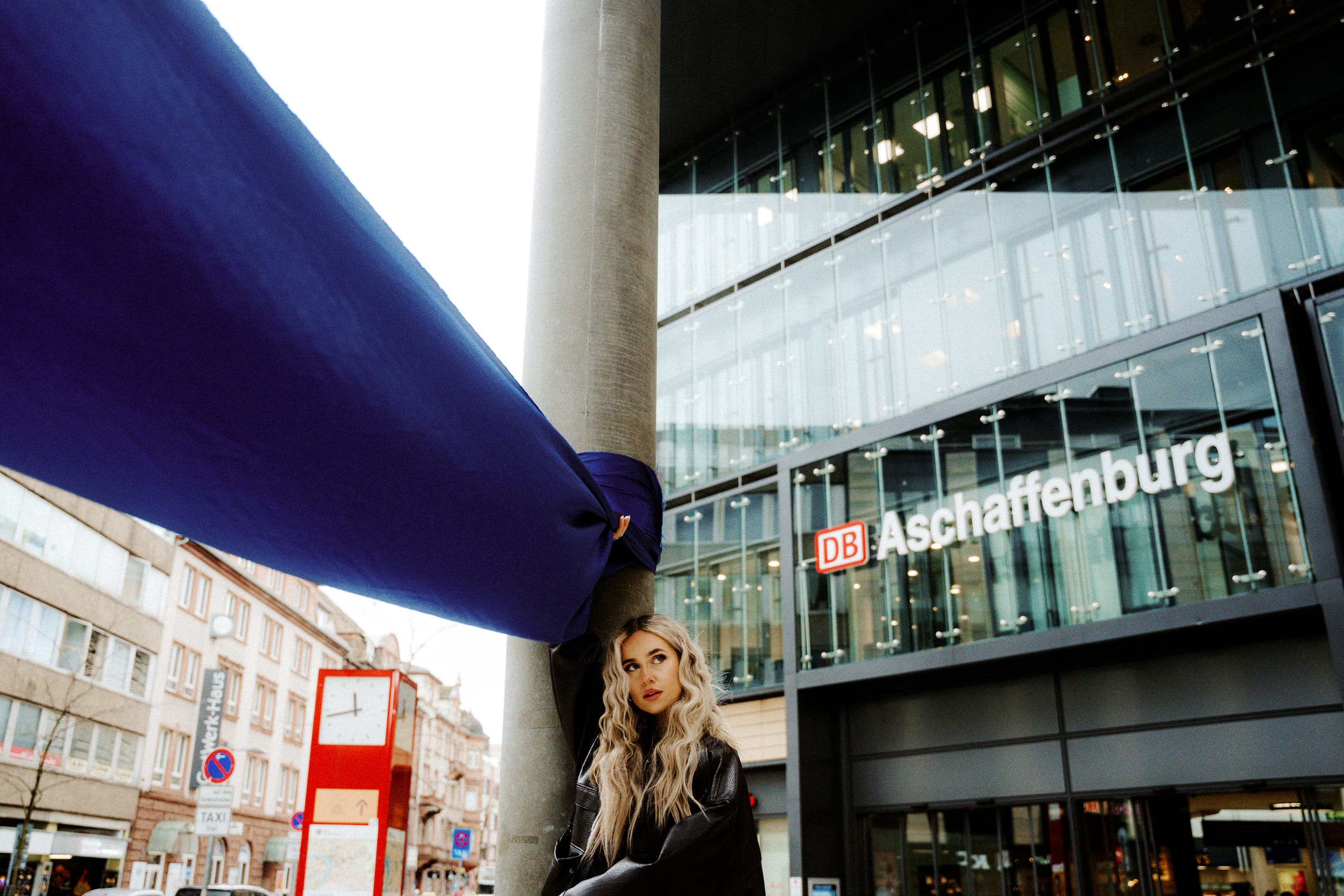 Katharina Engel vor dem Bahnhof Aschaffenburg.