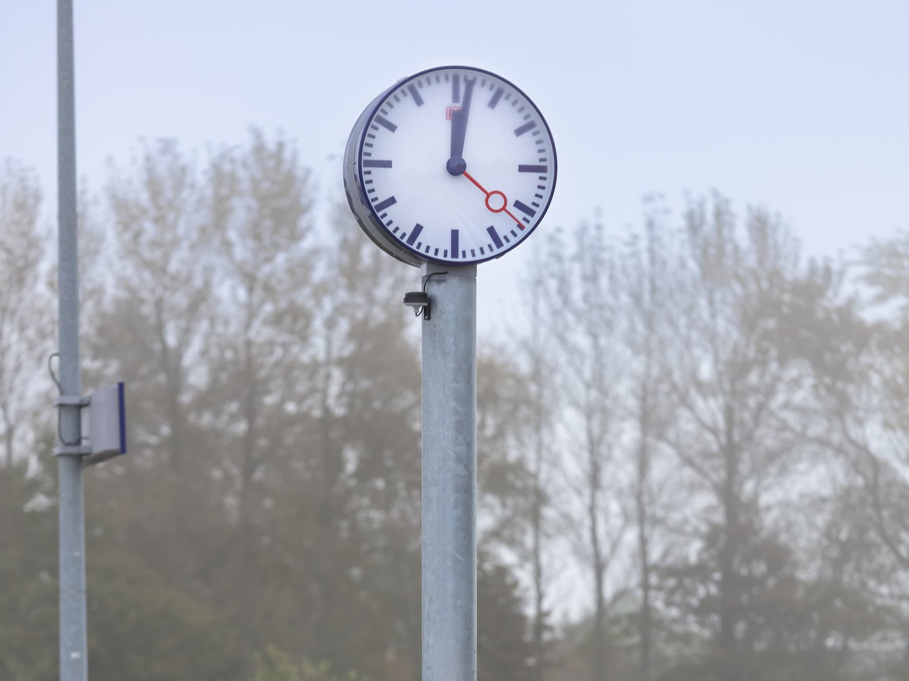 Neue Bahnsteiguhr am Bahnhof.