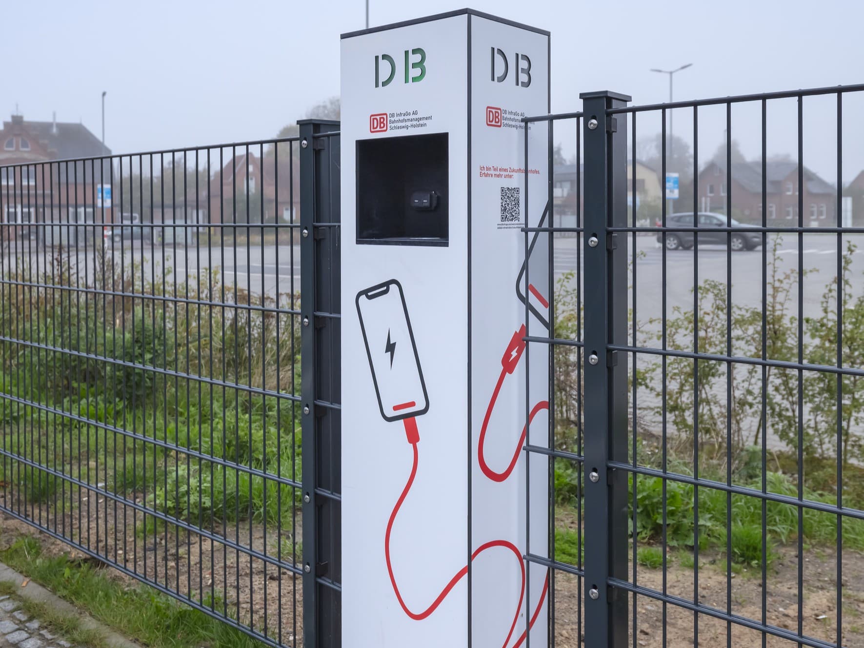 Eine solarbetriebene Ladesäule für Smartphones.