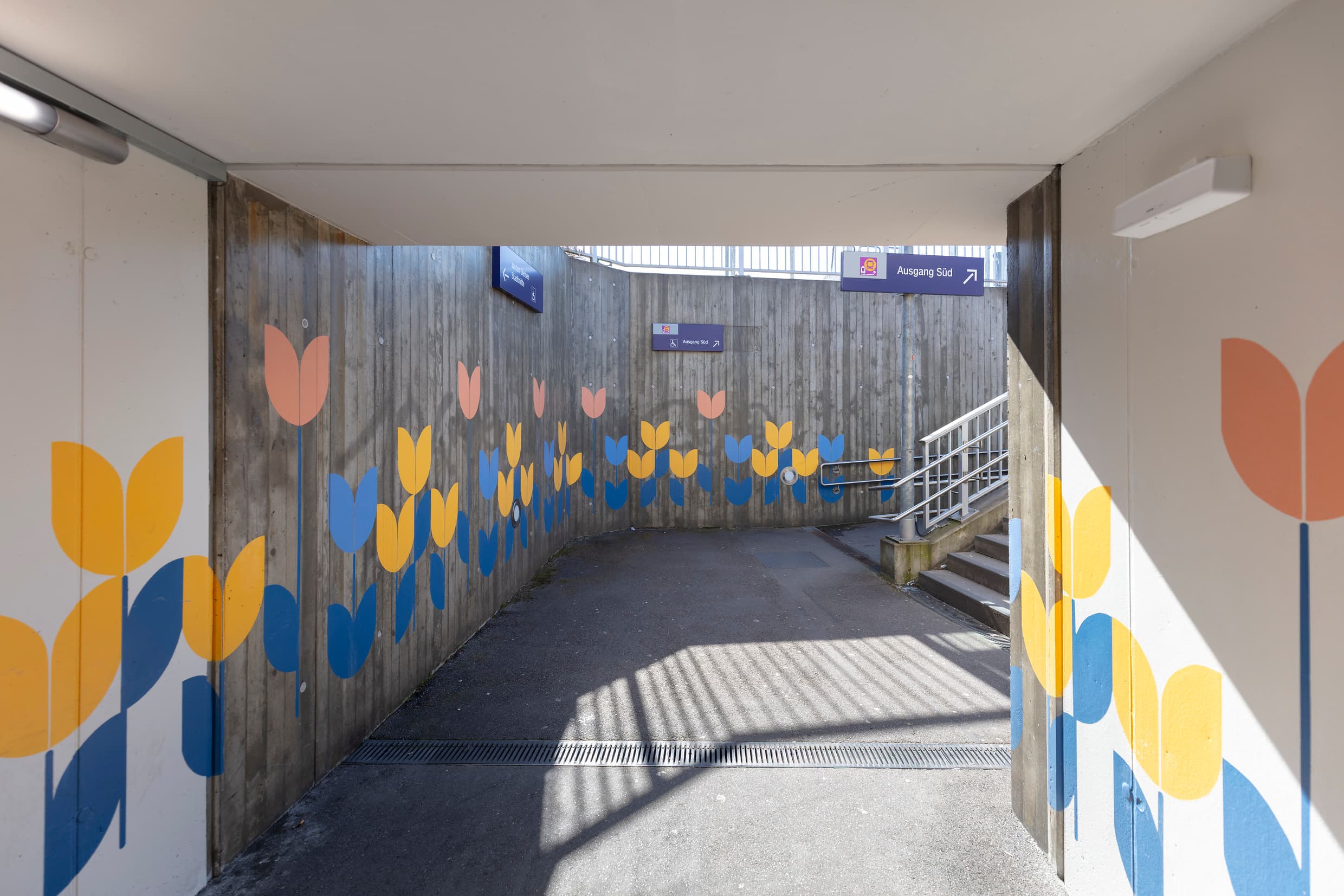 Tulpenmuster in der Unterführung 