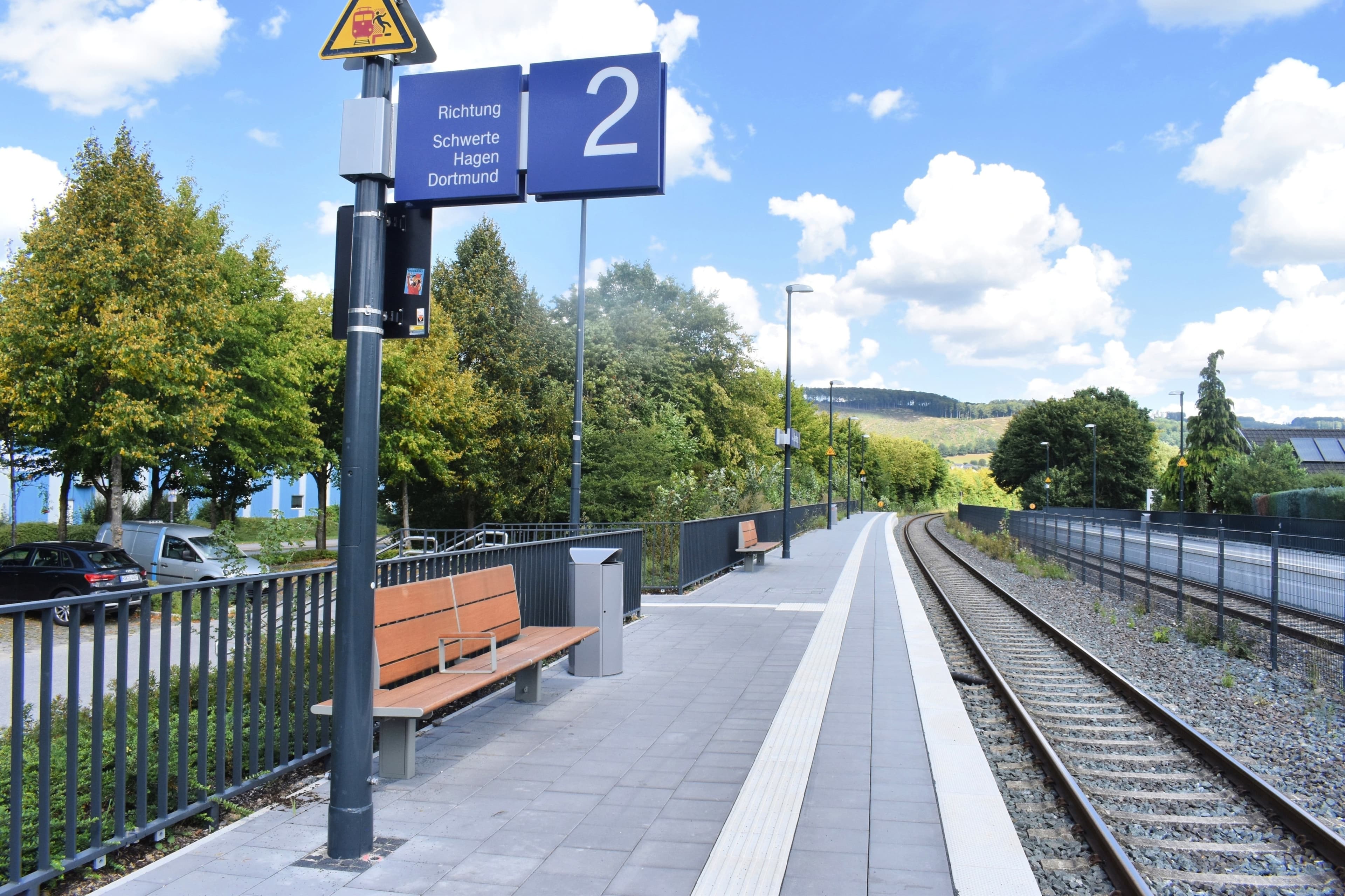 Neue Sitzmöglichkeiten am Bahnsteig
