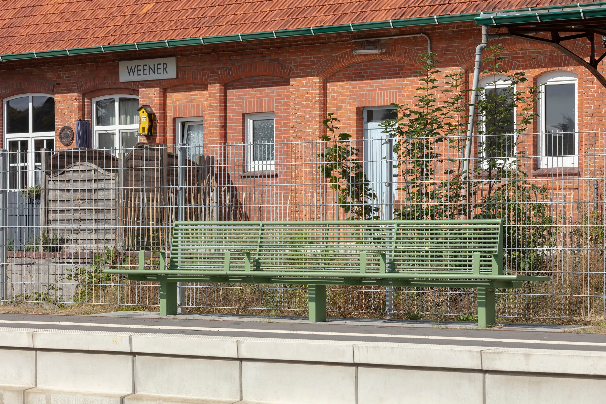 Sanierter Bahnsteig mit einer neuen Calidum Sitzbank am Bahnhof Weener. 