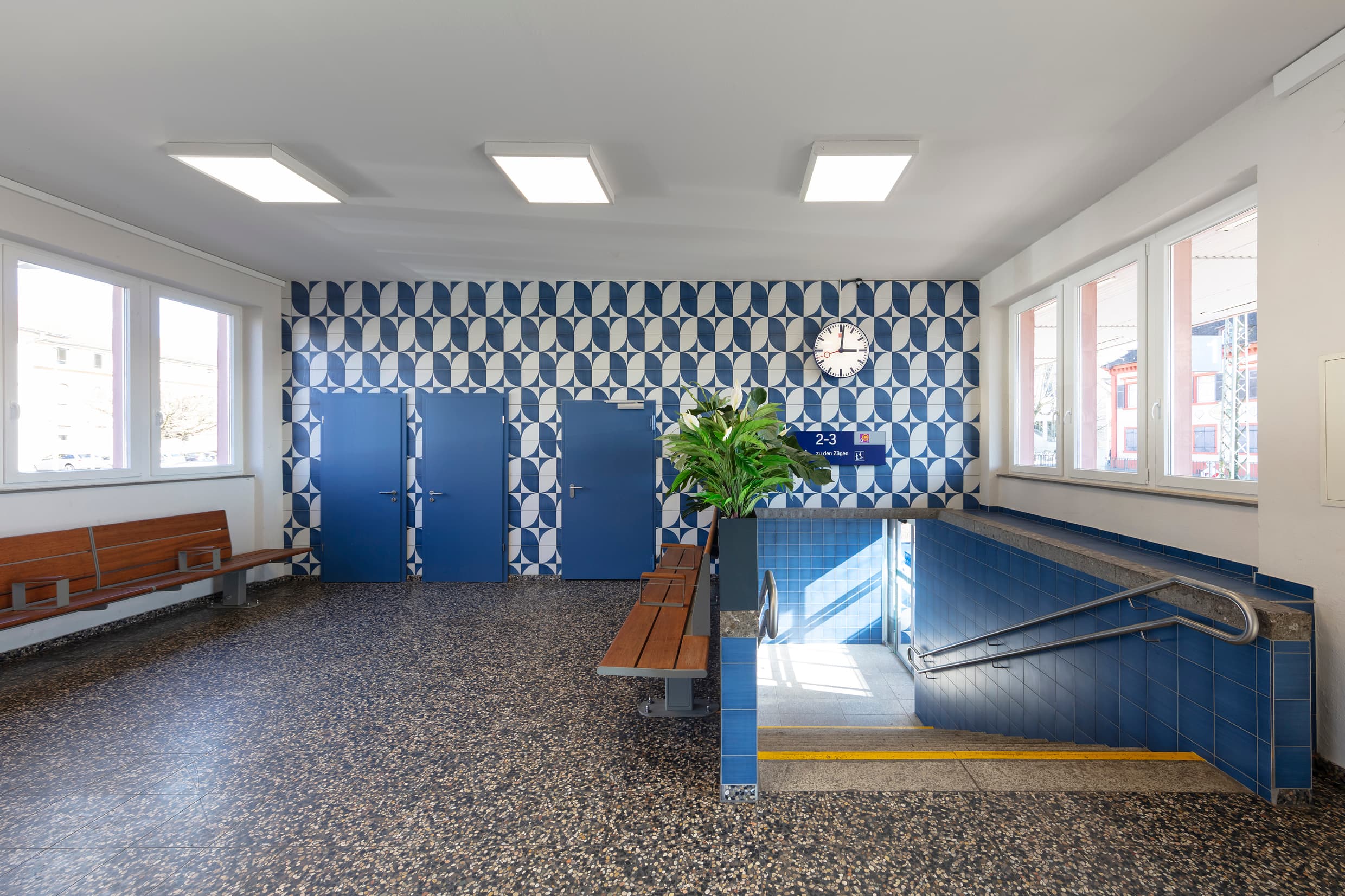 Bahnhofshalle mit blau-weißem Fliesenmuster