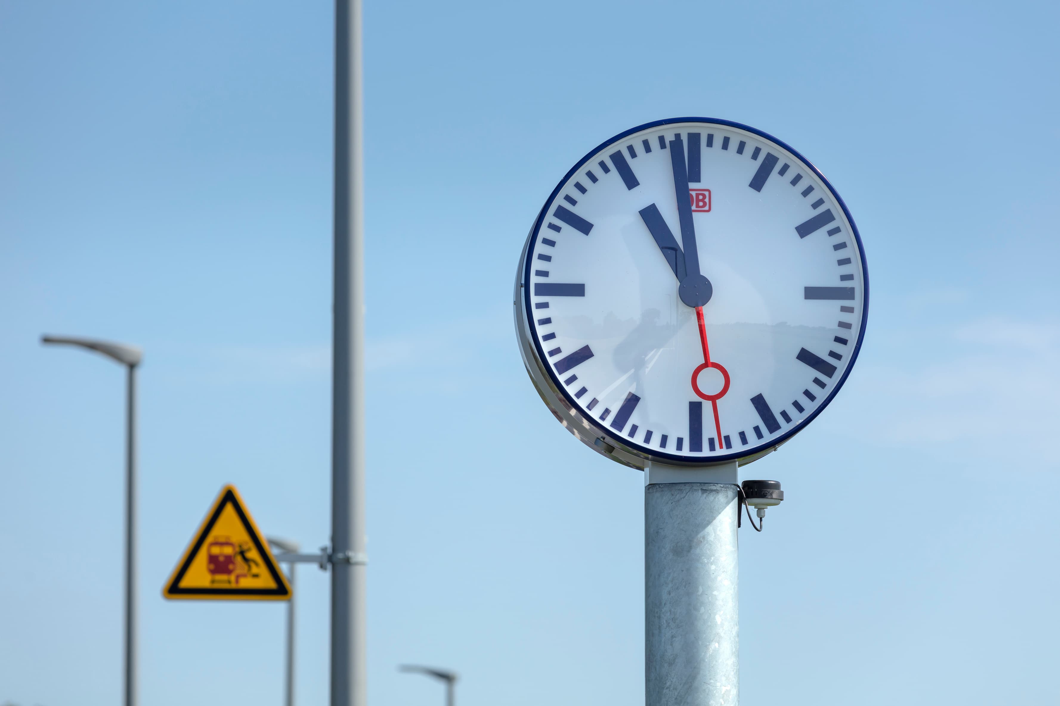 Eine Bahnhofsuhr.