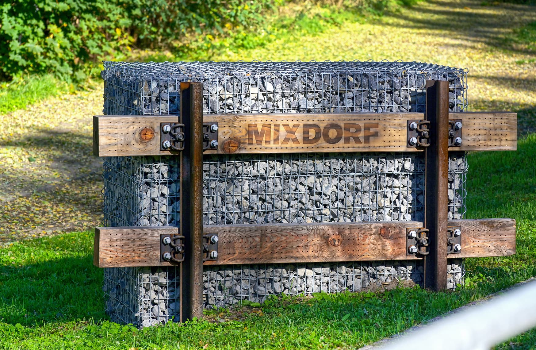 Bahnhofsschild aus Holz und Stein gebaut.
