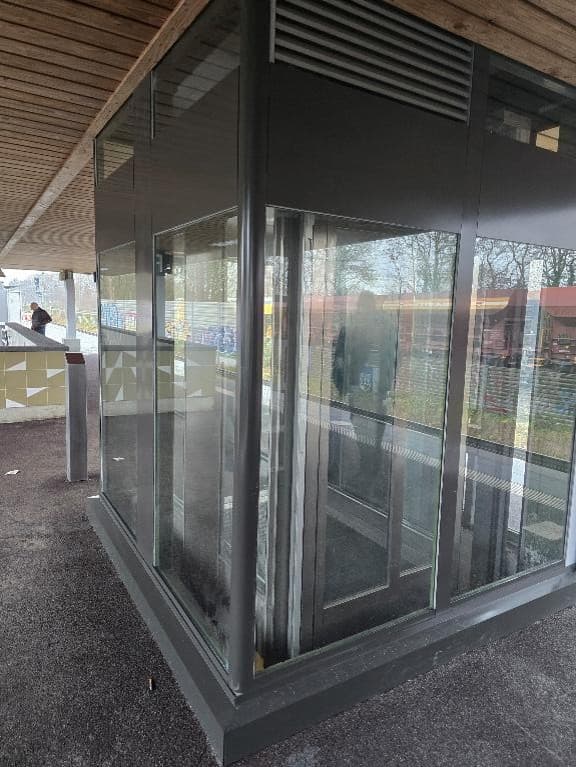 Ein vollverglaster Aufzug auf dem Bahnsteig.