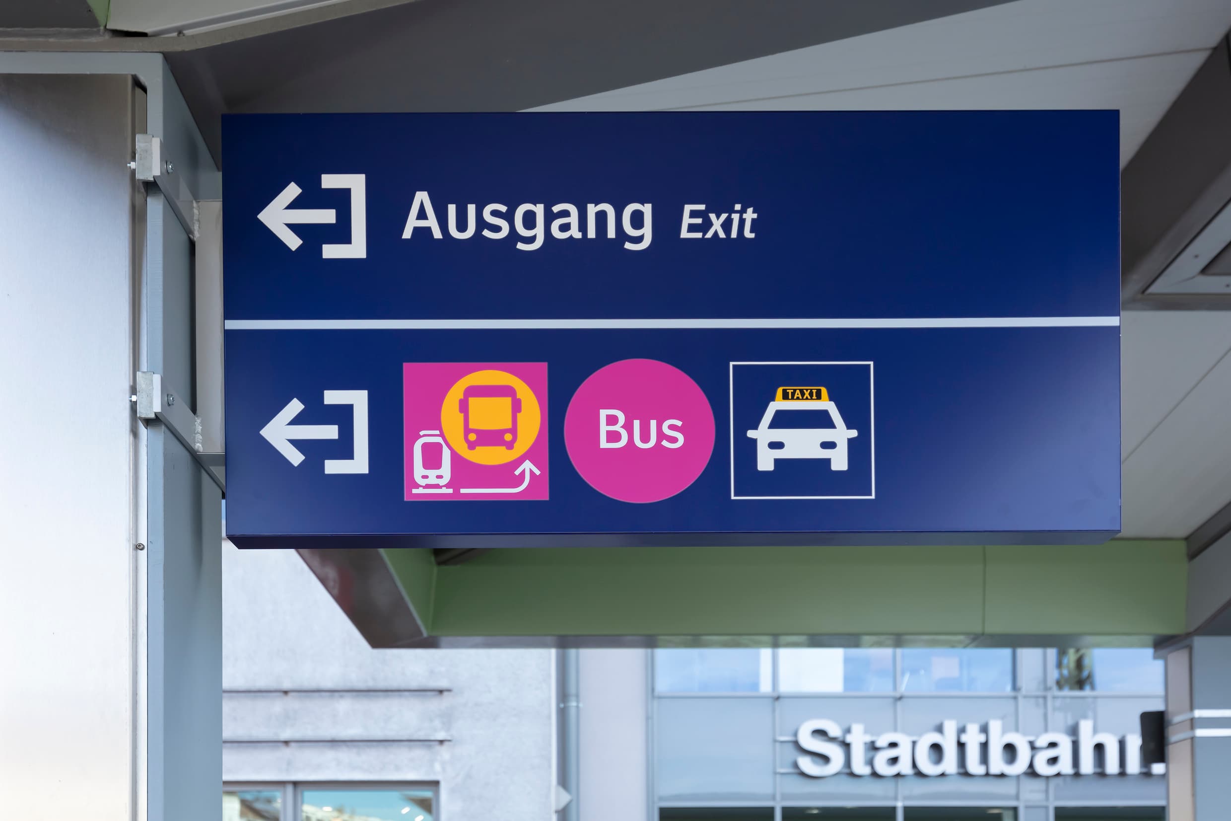 Die neuen Schilder des Wegeleitsystems.