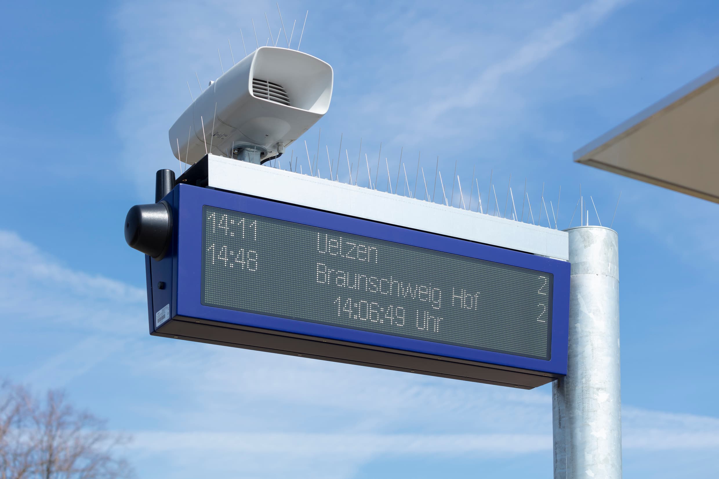 Der zweizweilige Zuganzeiger am Bahnsteig..
