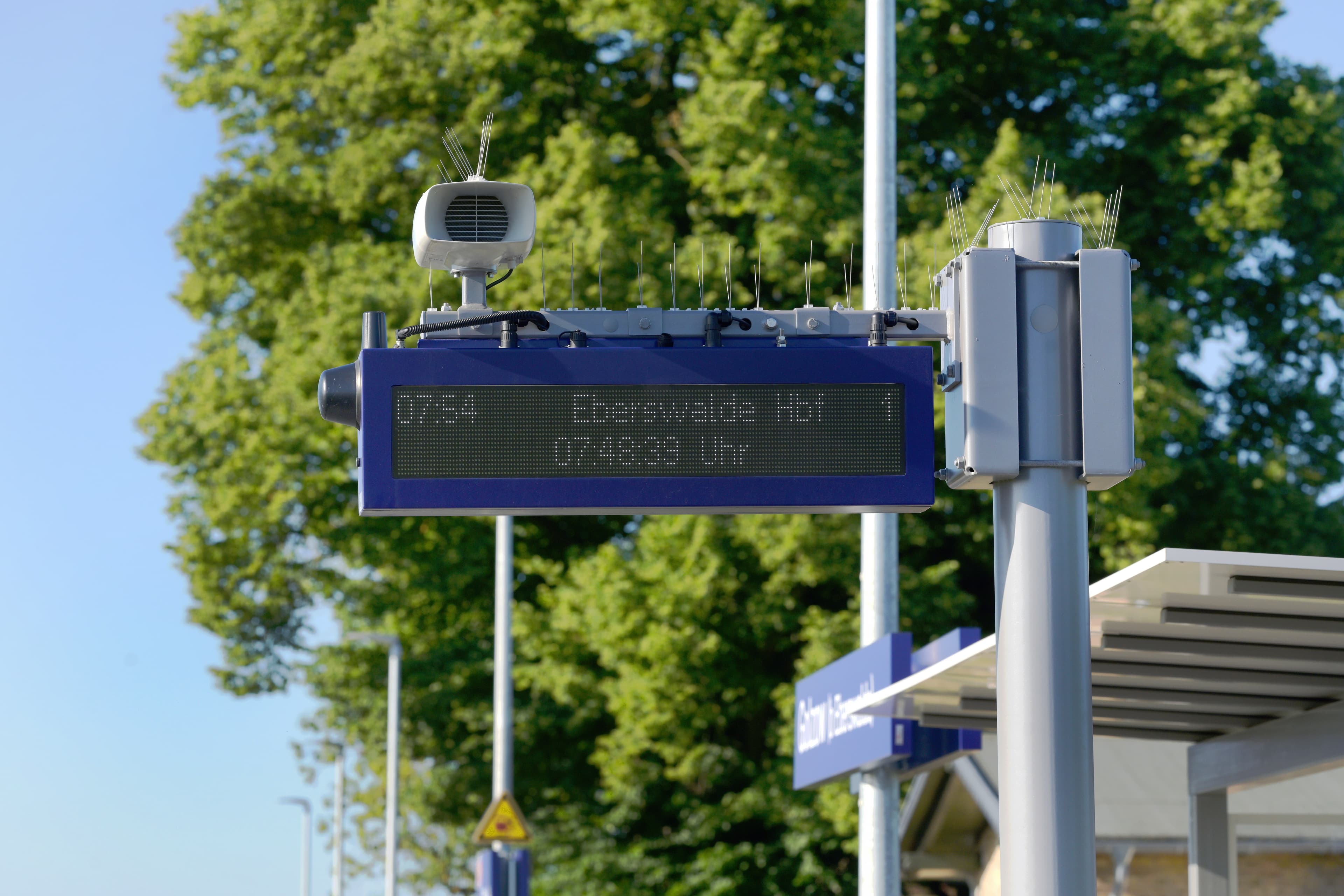 Ein Dynamischer Schriftenanzeiger am Bahnsteig