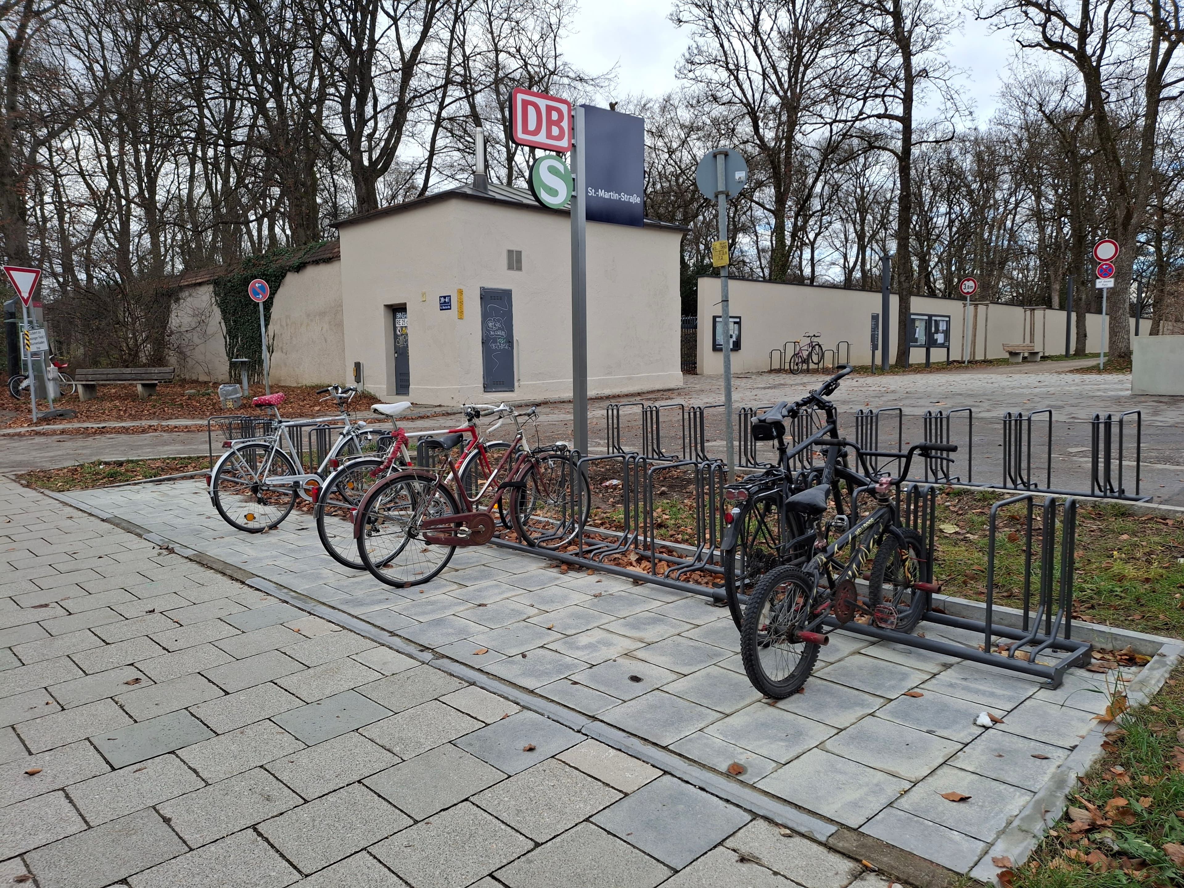 Blick auf eine neue Fahrradabstellanlage 