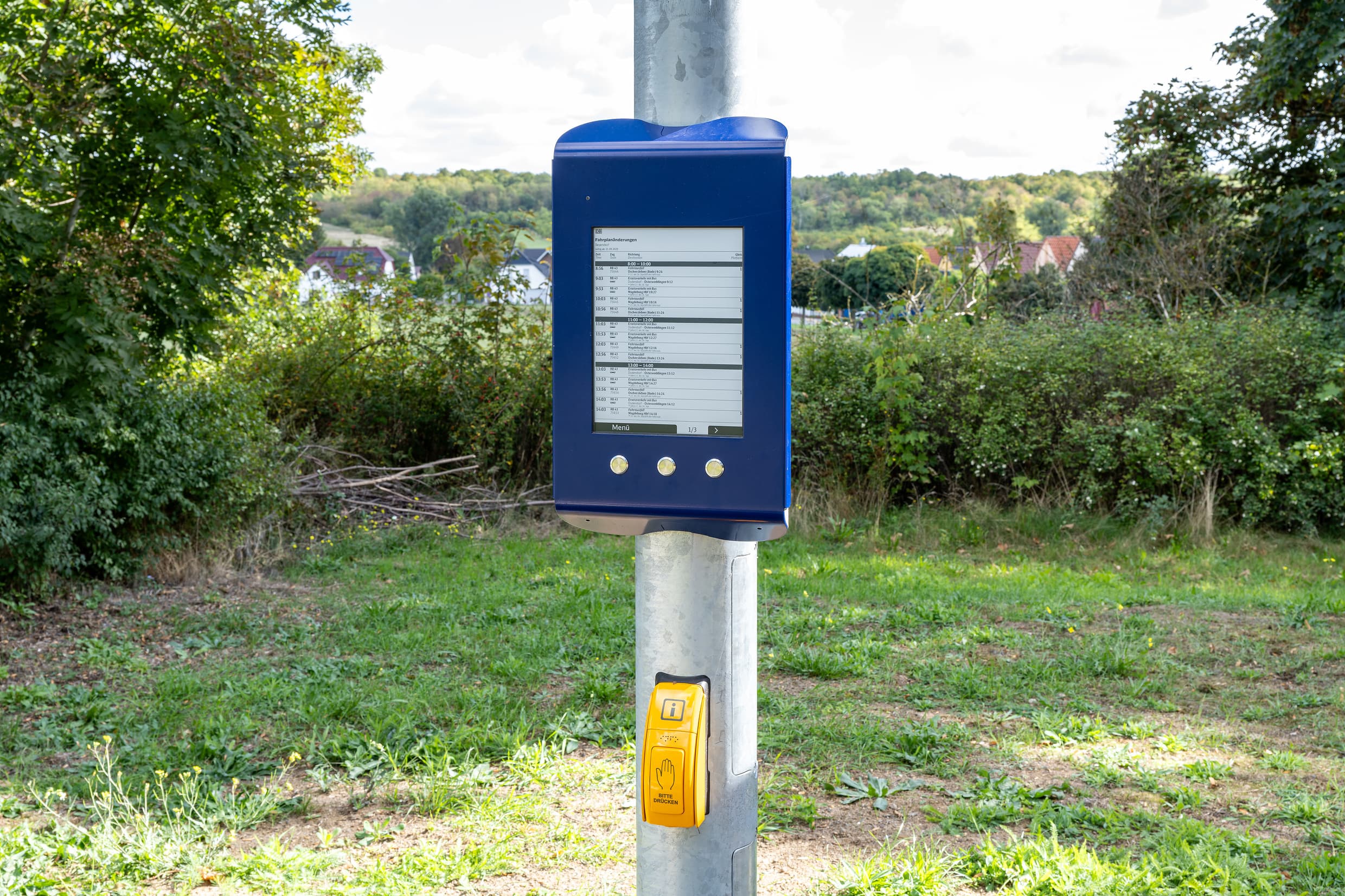 Detailfoto eines neuen digitalen Anzeigers für mögliche Baustellen und einem gelben Taster, um die Information per Sprache ausgegeben zu bekommen.