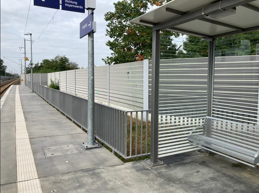 Drahtgitterbank im Wetterschutzhaus