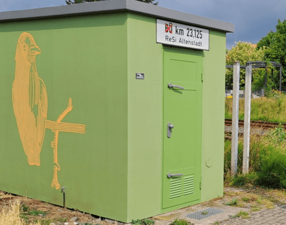 Das neu angestrichene Schalthäuschen.