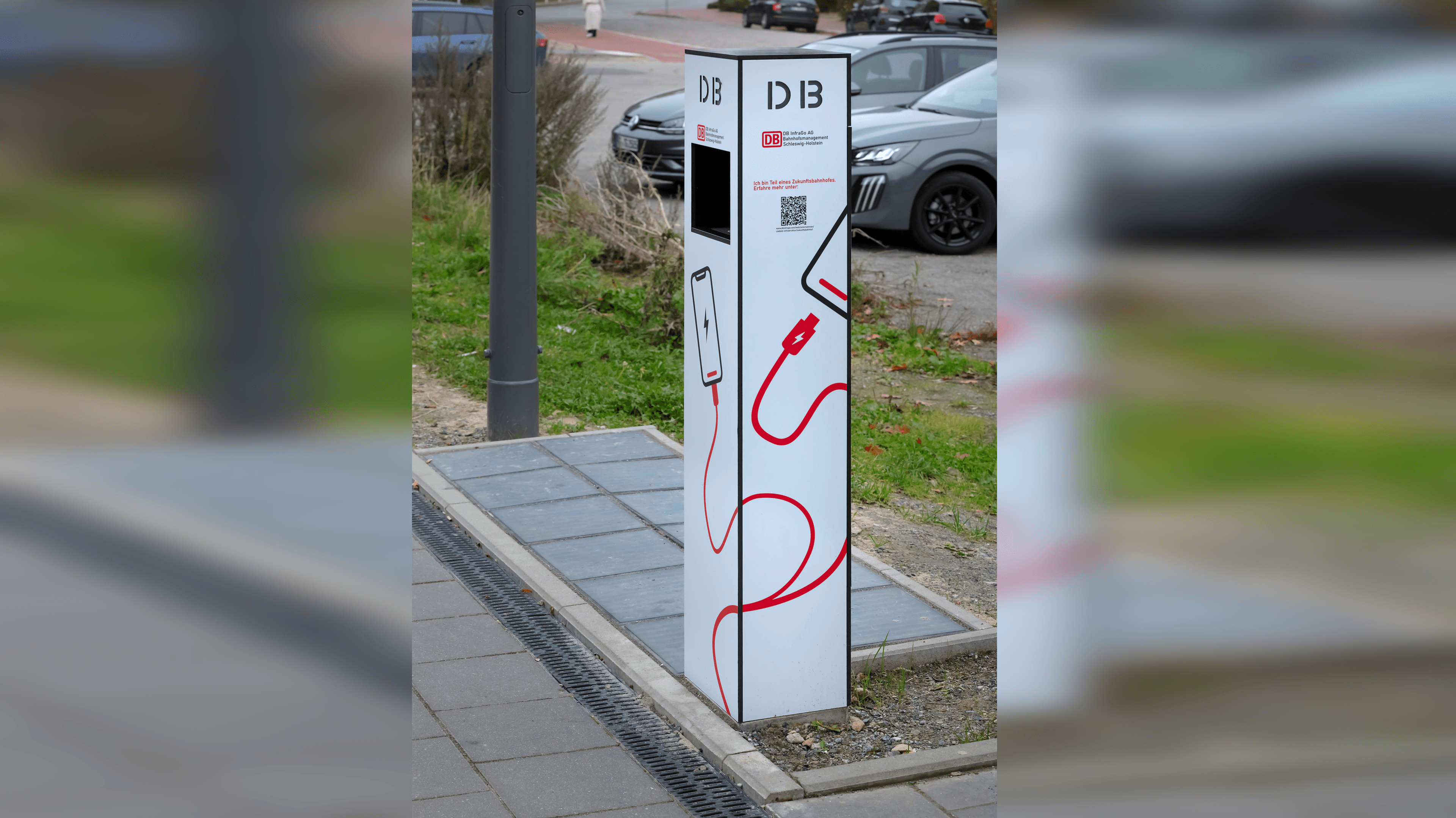 Eine solarbetriebene Handyladesäule.