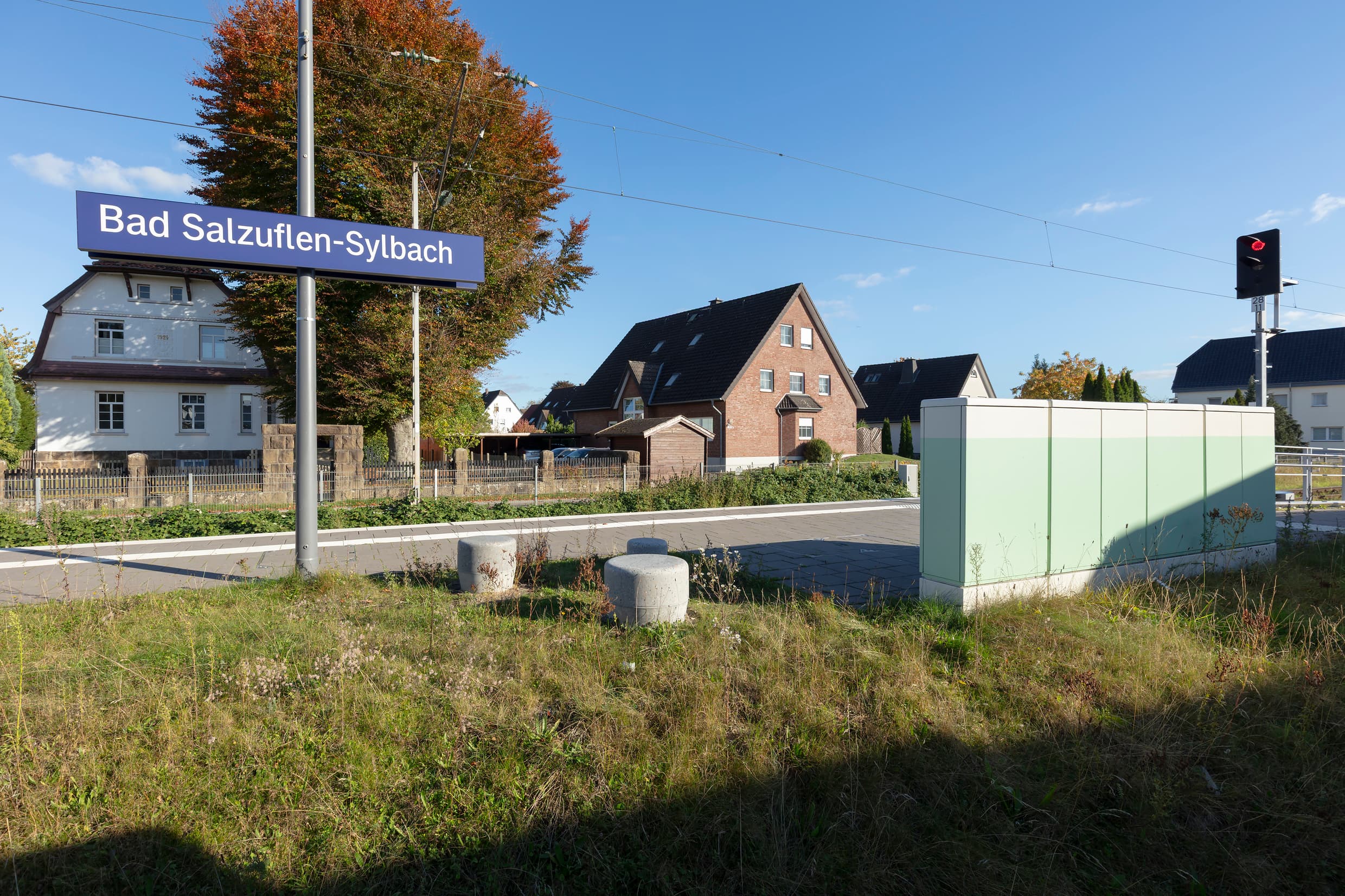 Der Blick auf den Bahnsteig mit den neuen Sitzgelegenheiten, neu gestalteten Schaltschränken und einem neuen Bahnhofsschild.