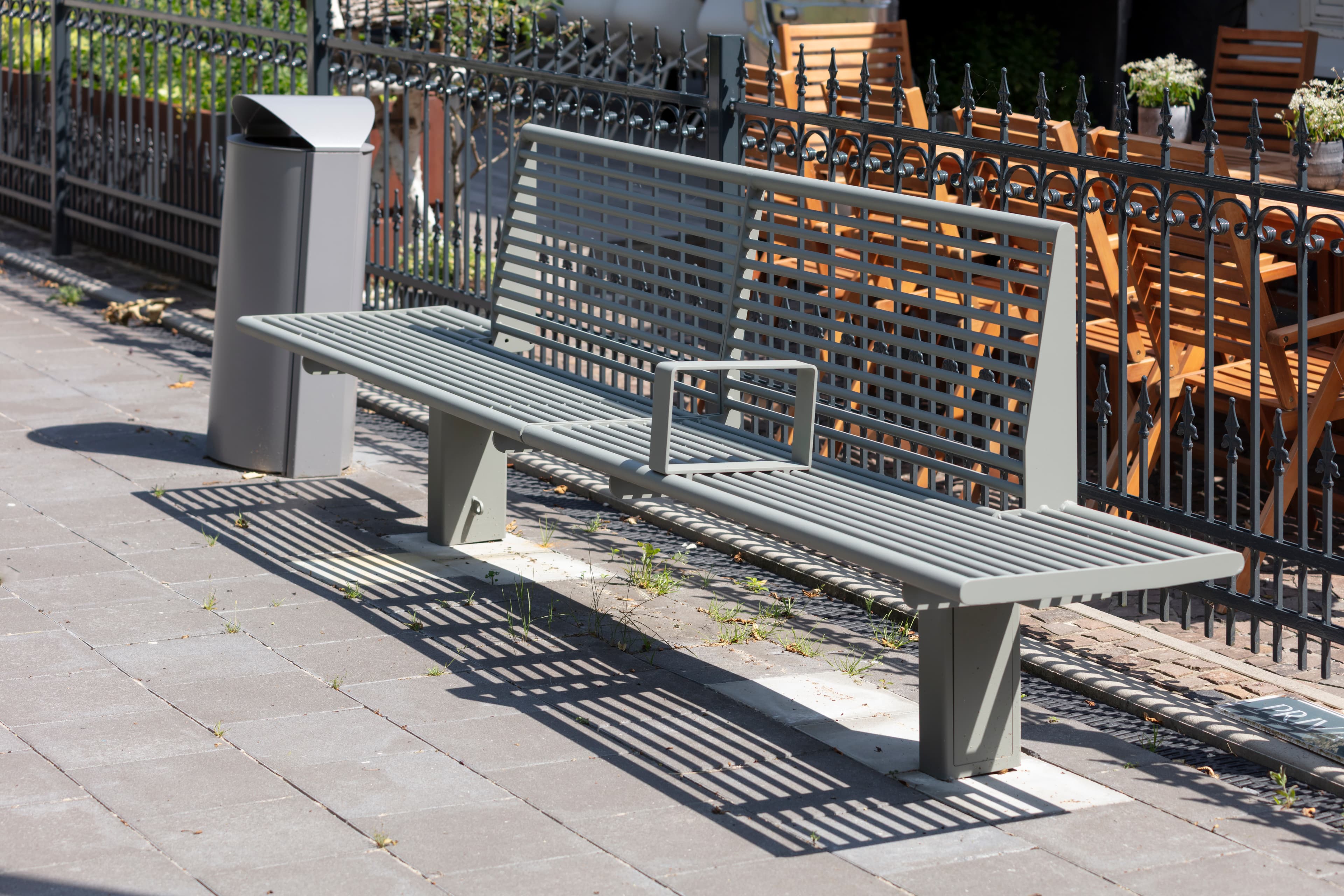 Die neuen Sitzbänke auf dem Bahnsteig im Farbton Betongrau bieten dem Reisenden einen besseren Sitzkomfort am Zukunftsbahnhof.