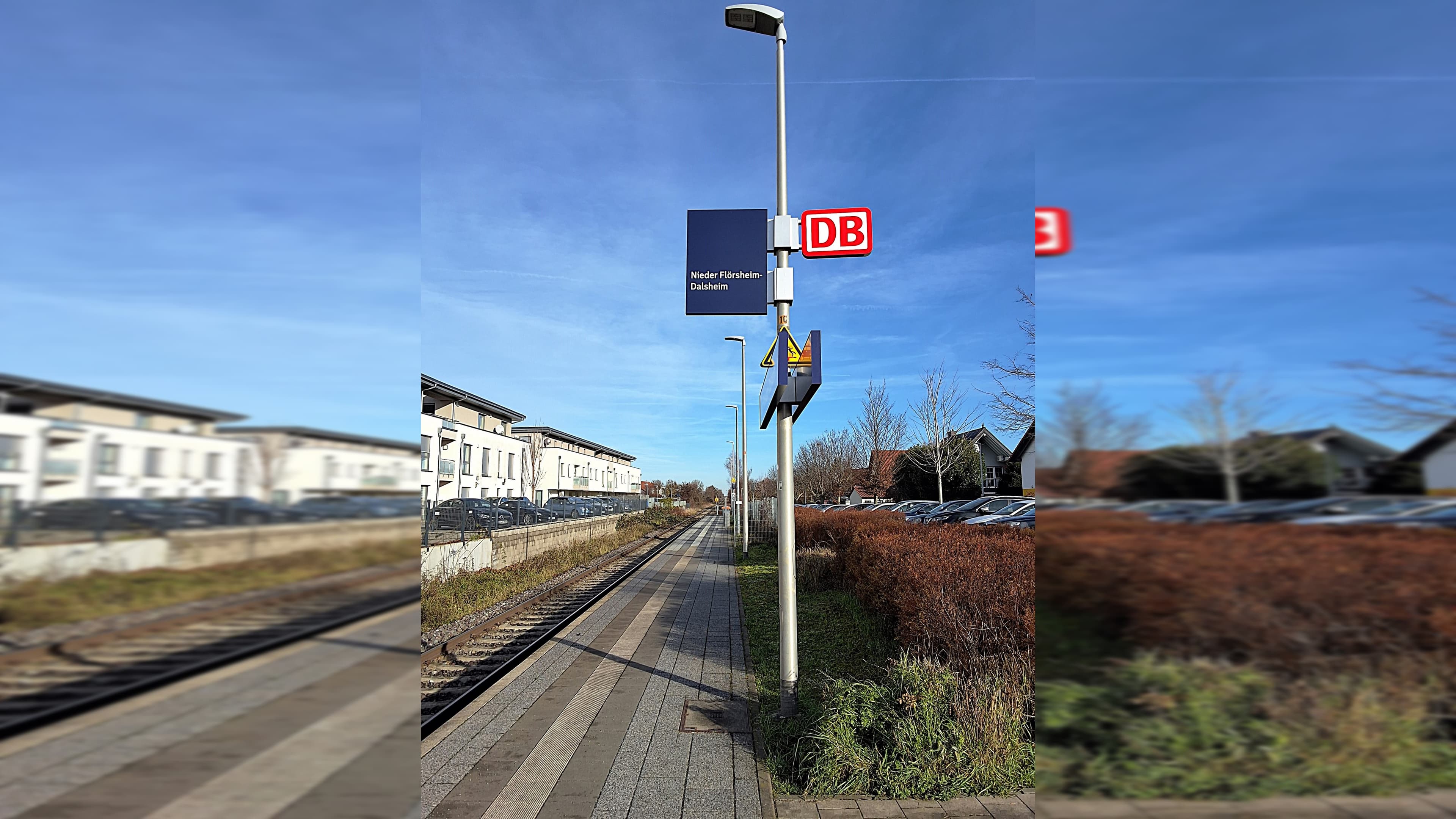 Blick auf die neuwertige Beschilderung am Bahnsteig