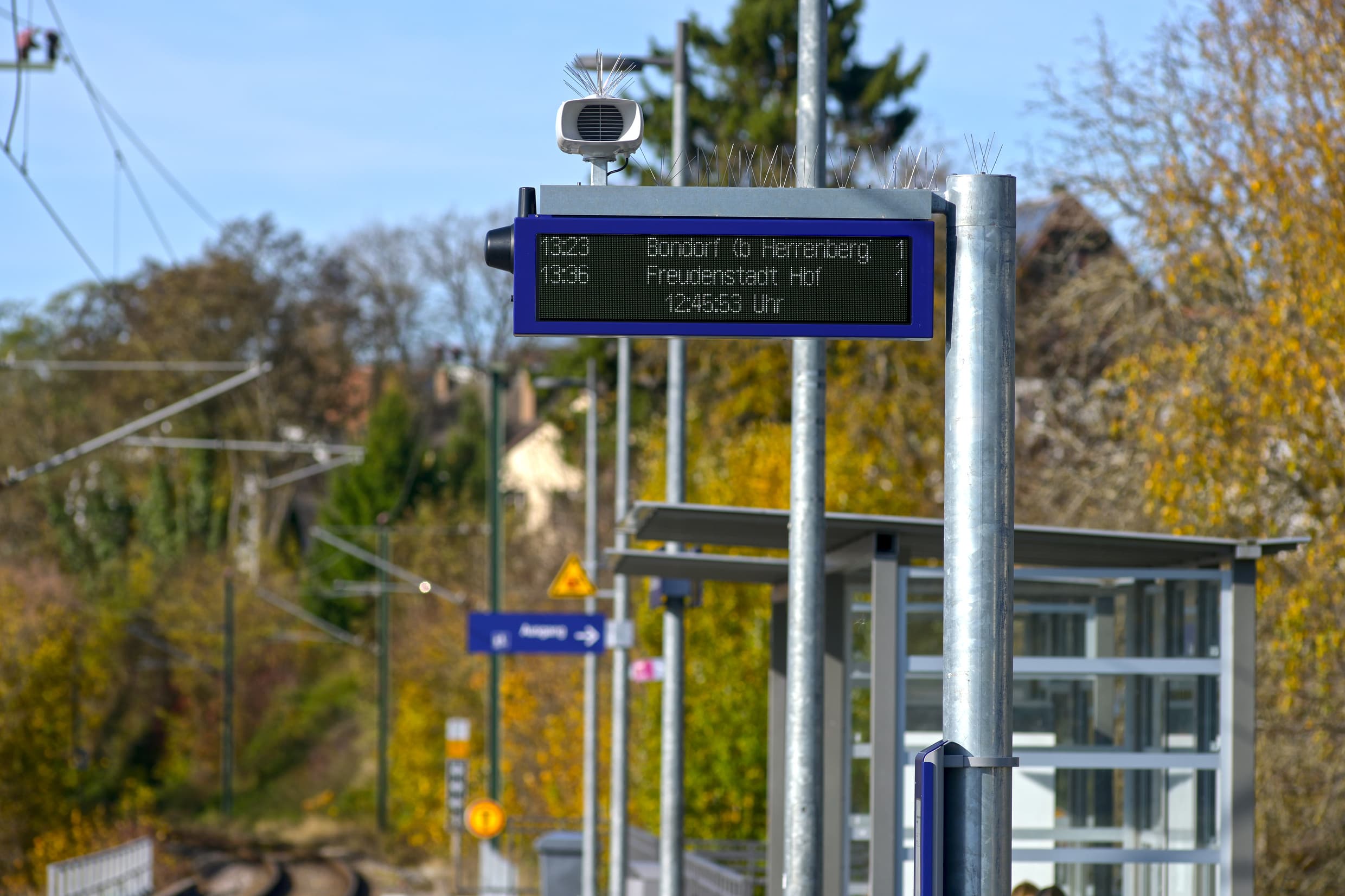 Dynamischer Schriften Anzeiger (DSA+) am Bahnhof Dornstetten.