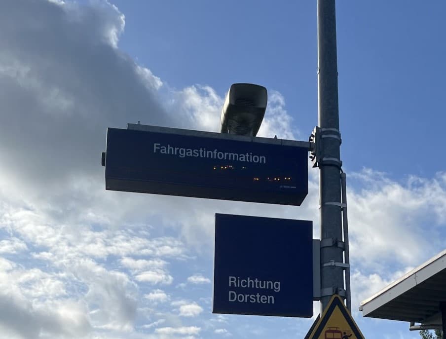 Blick auf den alten dynamischen Schriftanzeiger (DSA) vor dem Austausch.