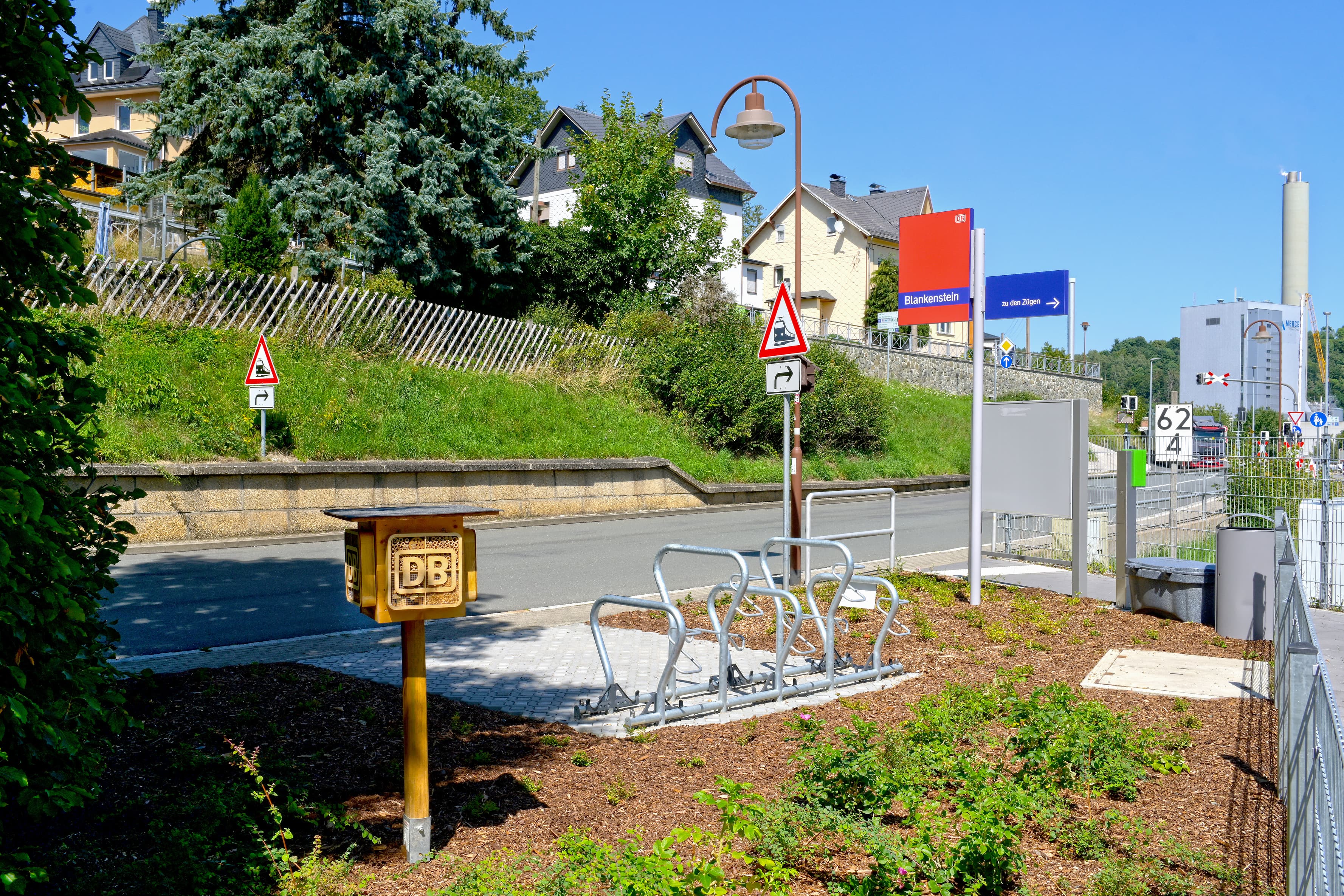 Im Zugangsbereich wurde ein Insektenhotel mit DB-Logo und fünf Fahrradbügel aufgestellt. Die Fläche wurde zusätzlich auch begrünt.