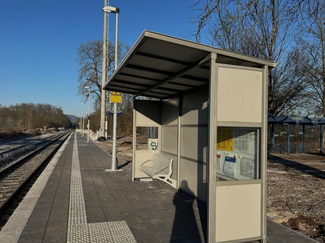 Blick auf das alte Wetterschutzhäuschen vor der Modernisierung.
