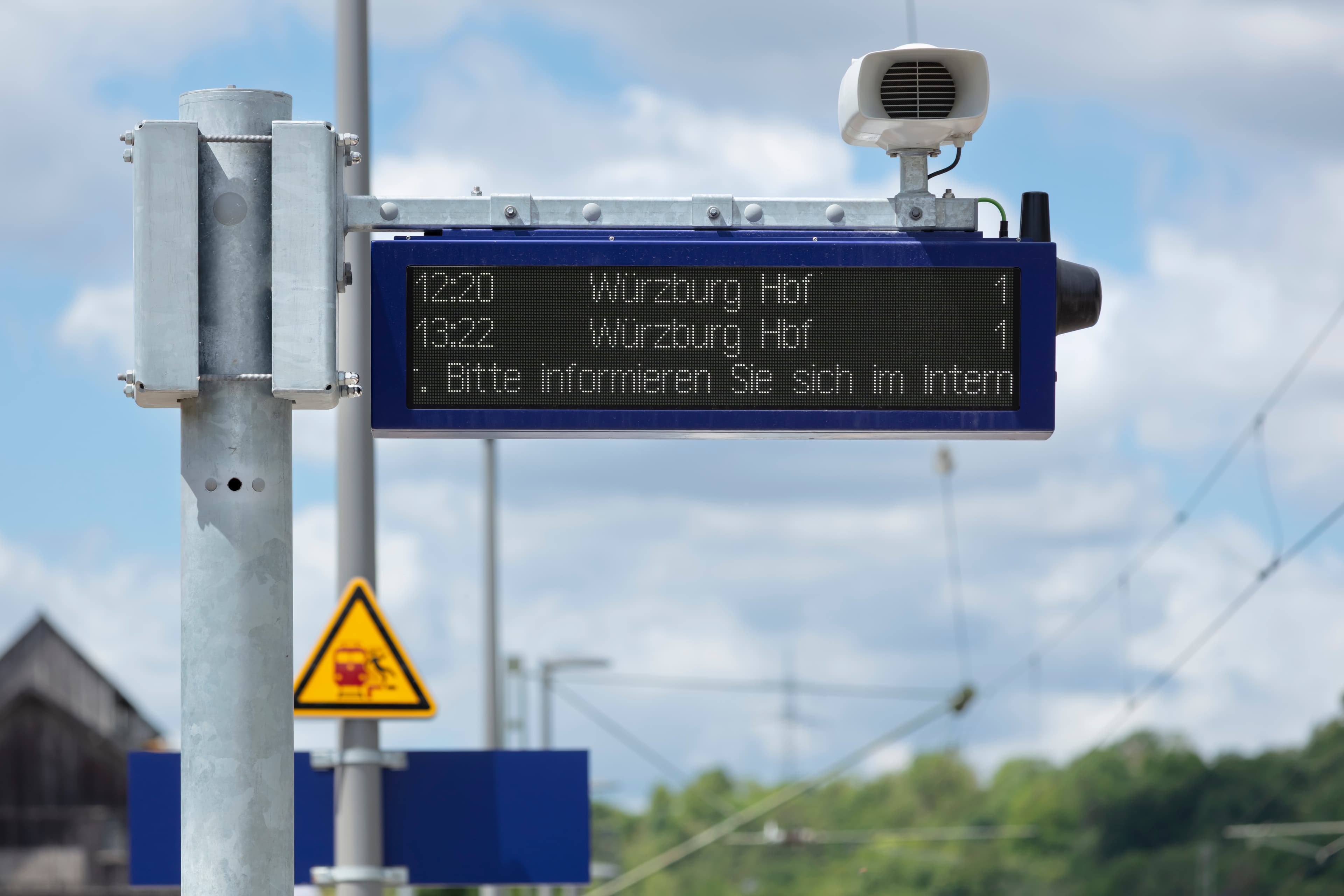 Neue Dynamische Schriftanzeiger (DSA+) am Bahnsteig