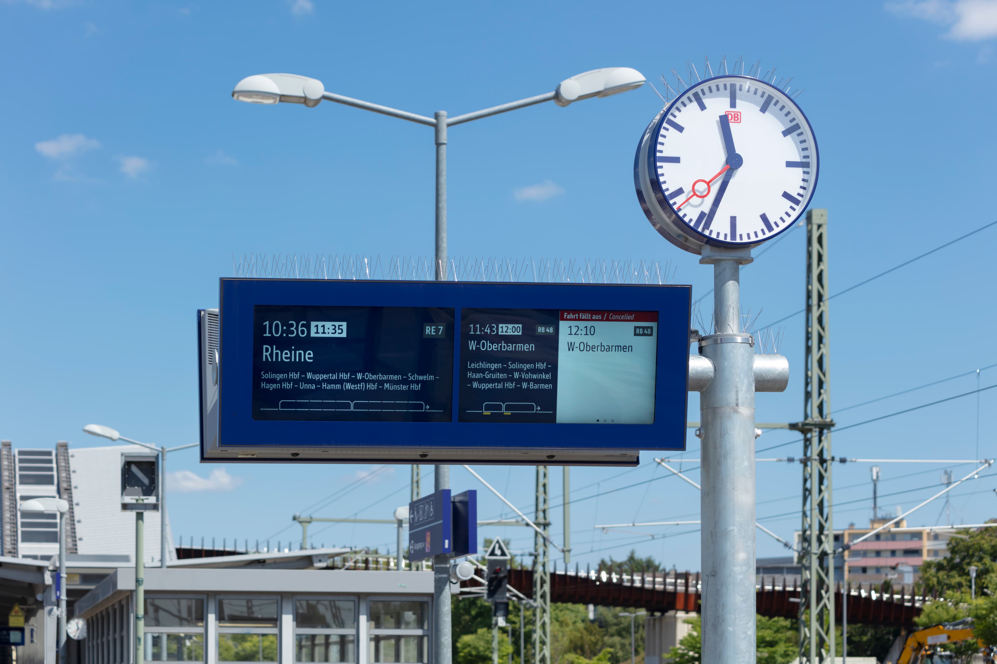 ZugInfoMonitor (ZIM) am Bahnsteig.