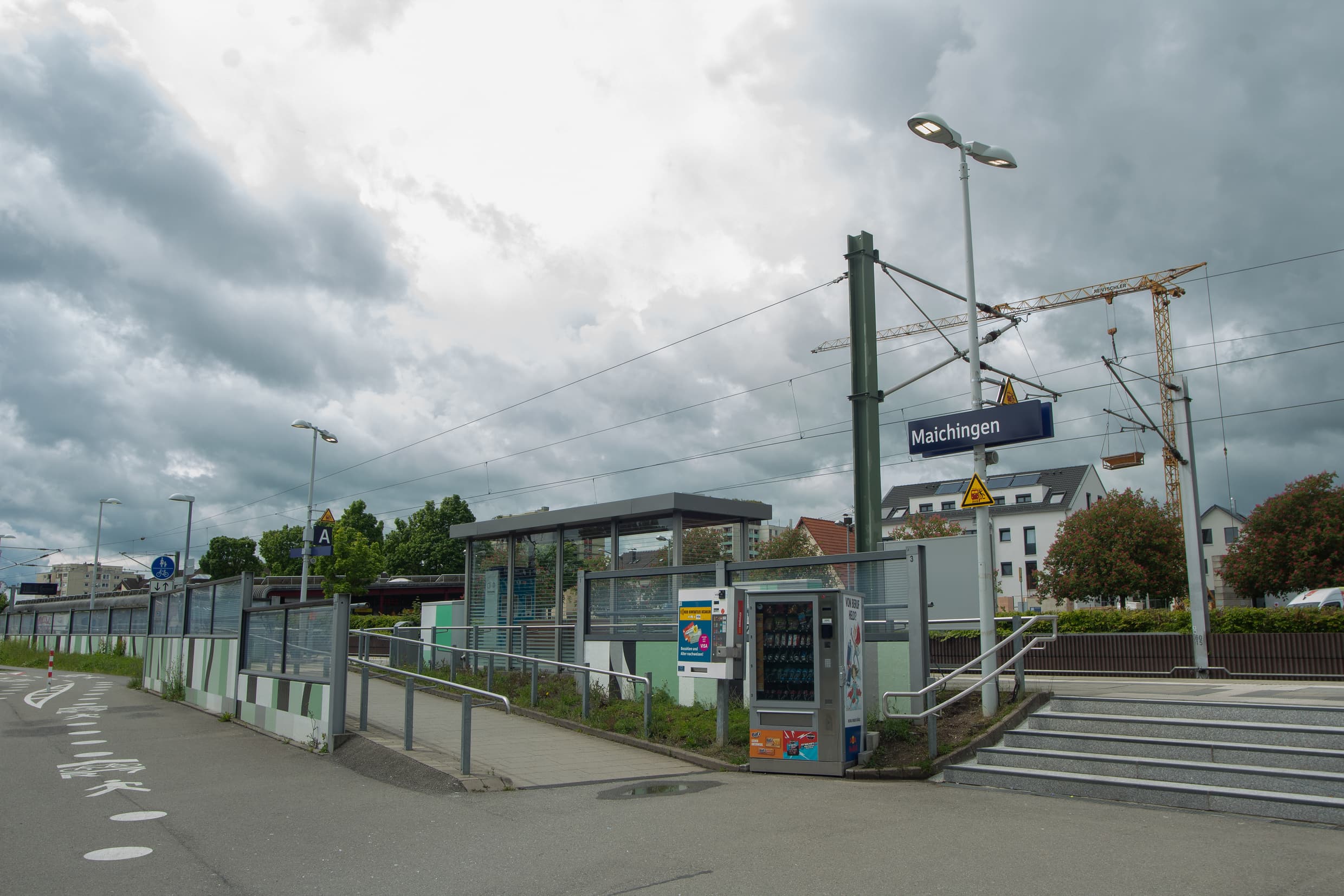 Fotoaufnahme außen Bahnhof Maichingen mit Treppe und Rampe.