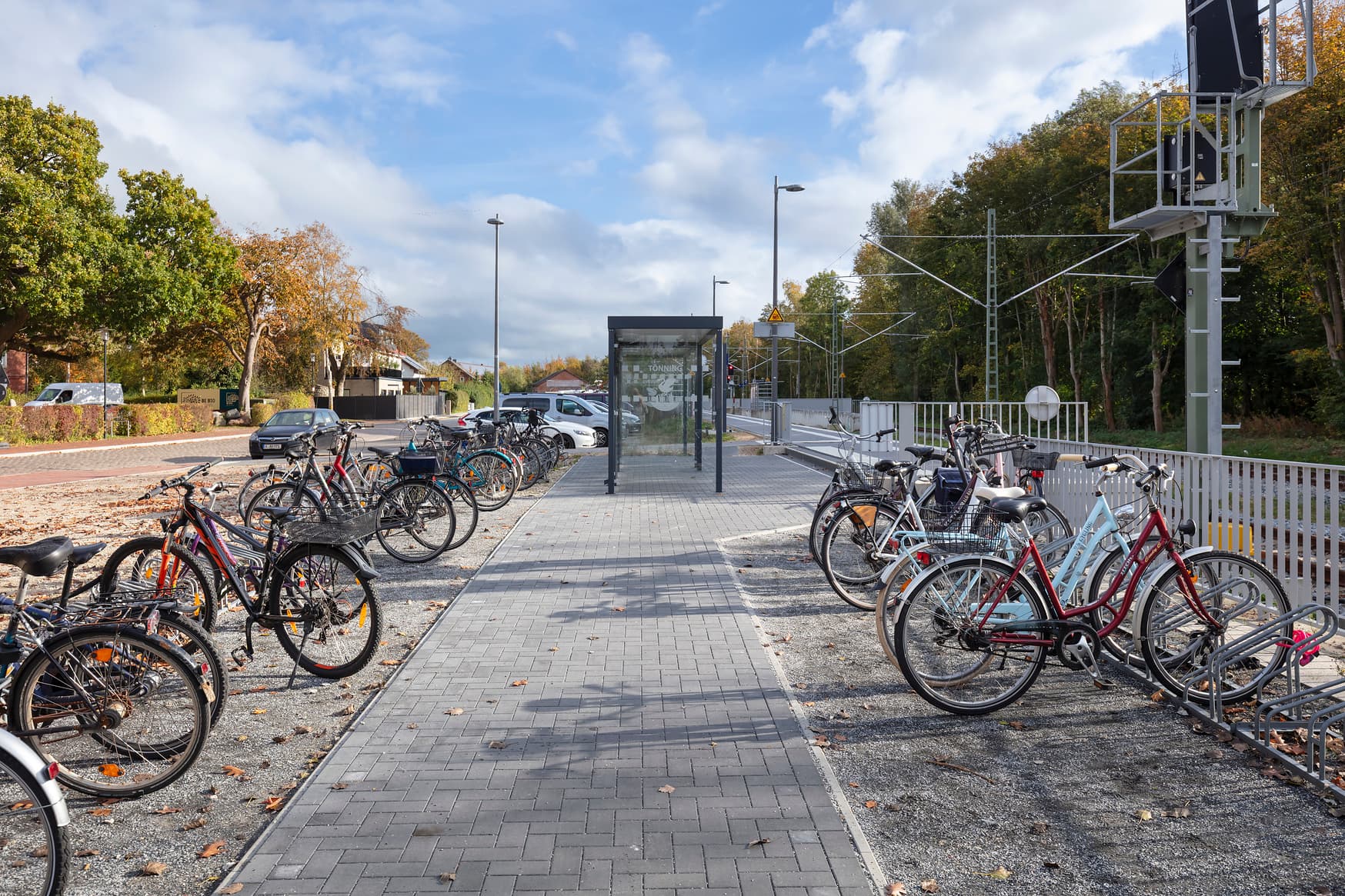 Blick auf den Bahnhofsvorplatz mit Fahrradabstellanlage und einen Bahnsteigzugang am Bahnhof Tönning