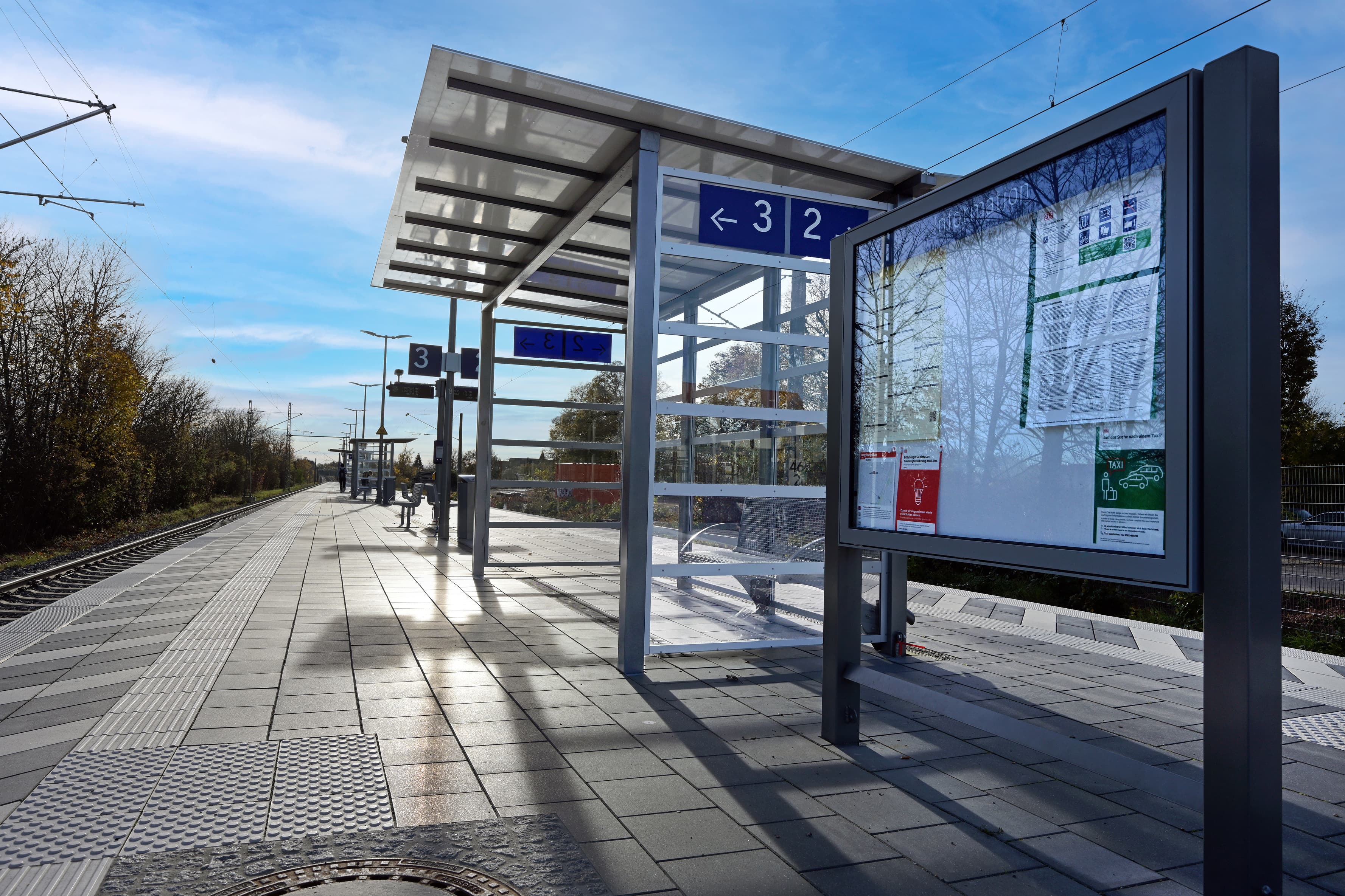 Der Blick auf eines der Wetterschutzhäuser und die Vitrine an einem Bahnsteig des Bahnhofs Gäufelden nach der Aufwertung im Rahmen des Konzepts Zukunftsbahnhof (ZKB) durch verschiedene bauliche und gestalterische Maßnahmen.