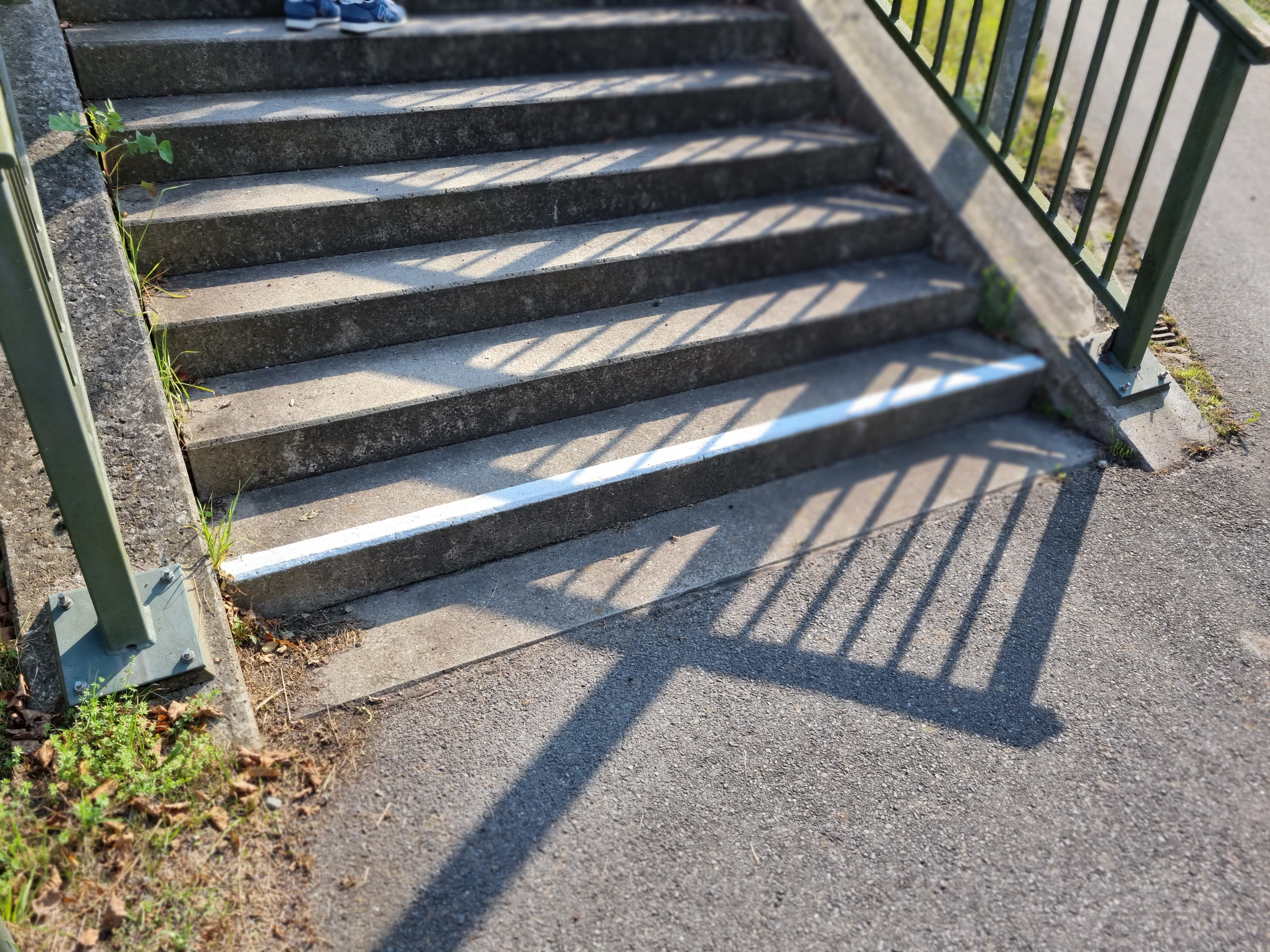 Blick auf alte Treppenstufen.